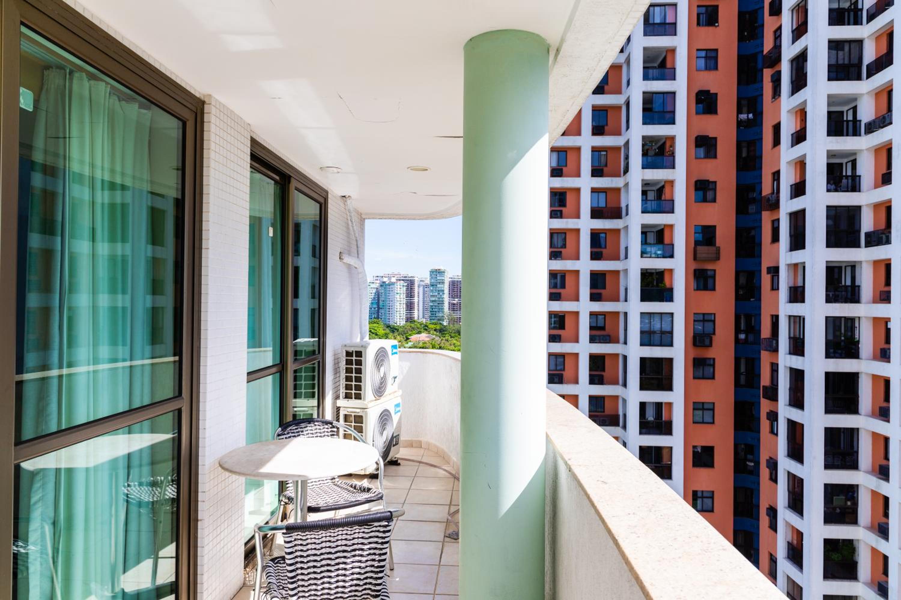 Barra balcony flat - Pool, gym, parking space and beach!