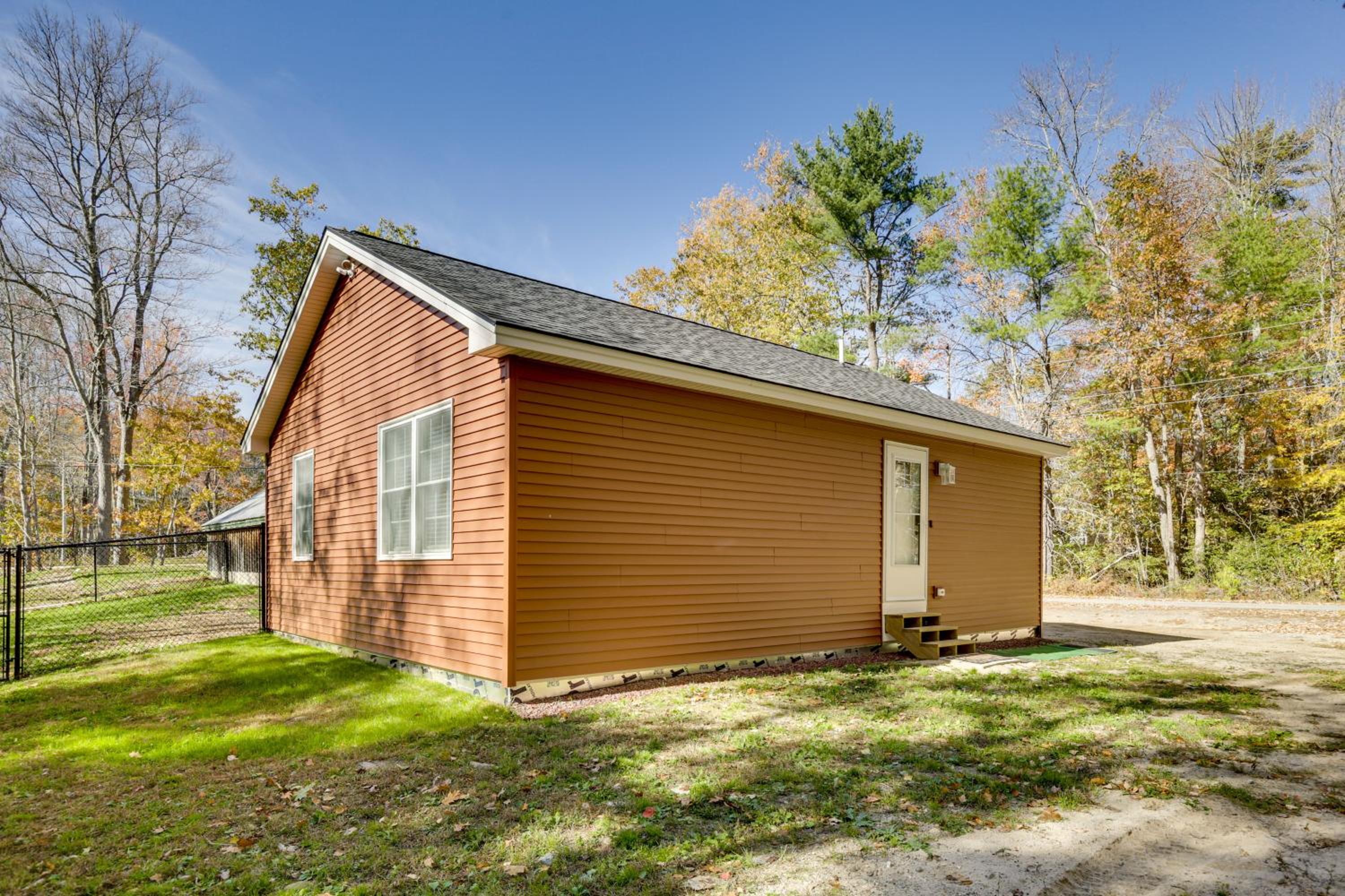 Wooded Retreat with Pet-Friendly Yard in Standish