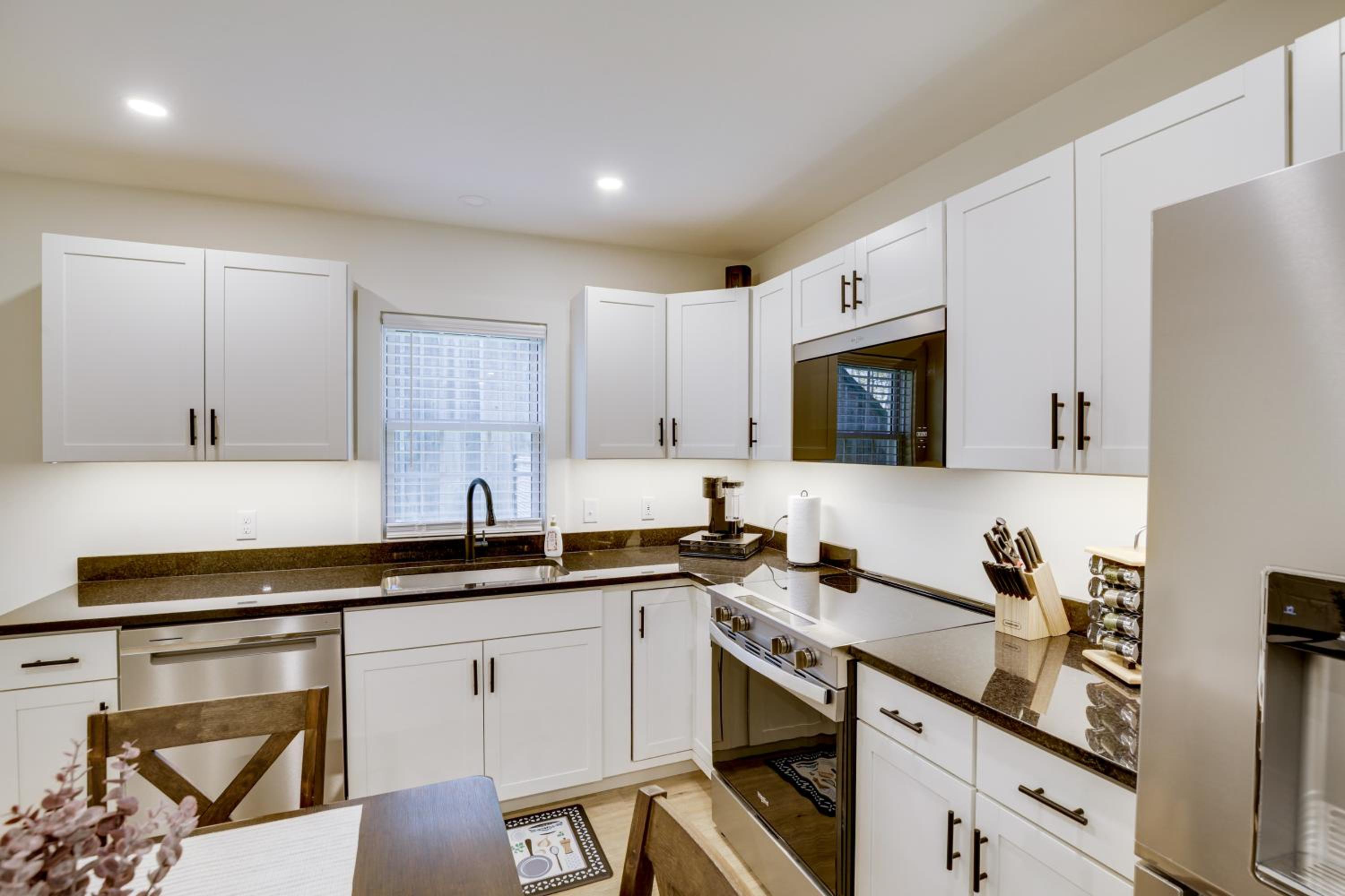 Wooded Retreat with Pet-Friendly Yard in Standish