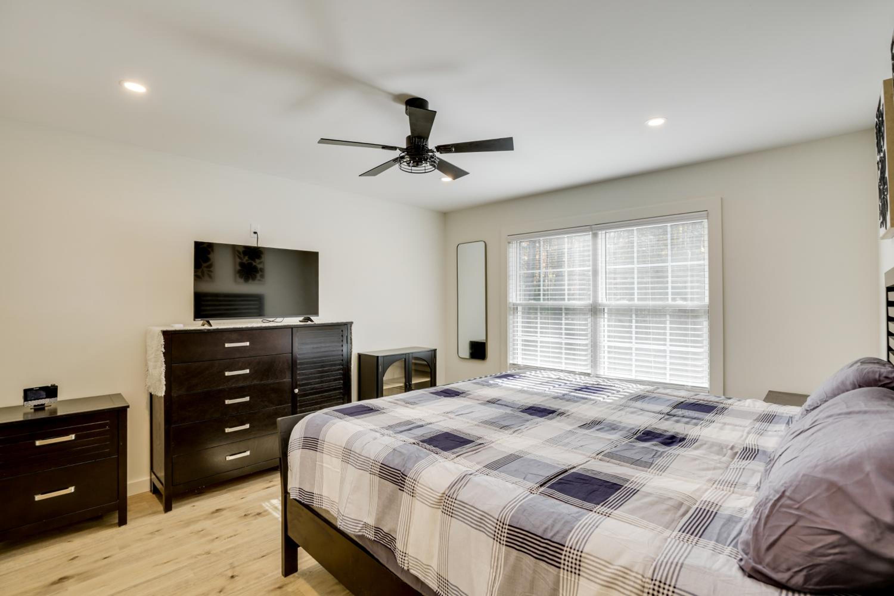 Wooded Retreat with Pet-Friendly Yard in Standish