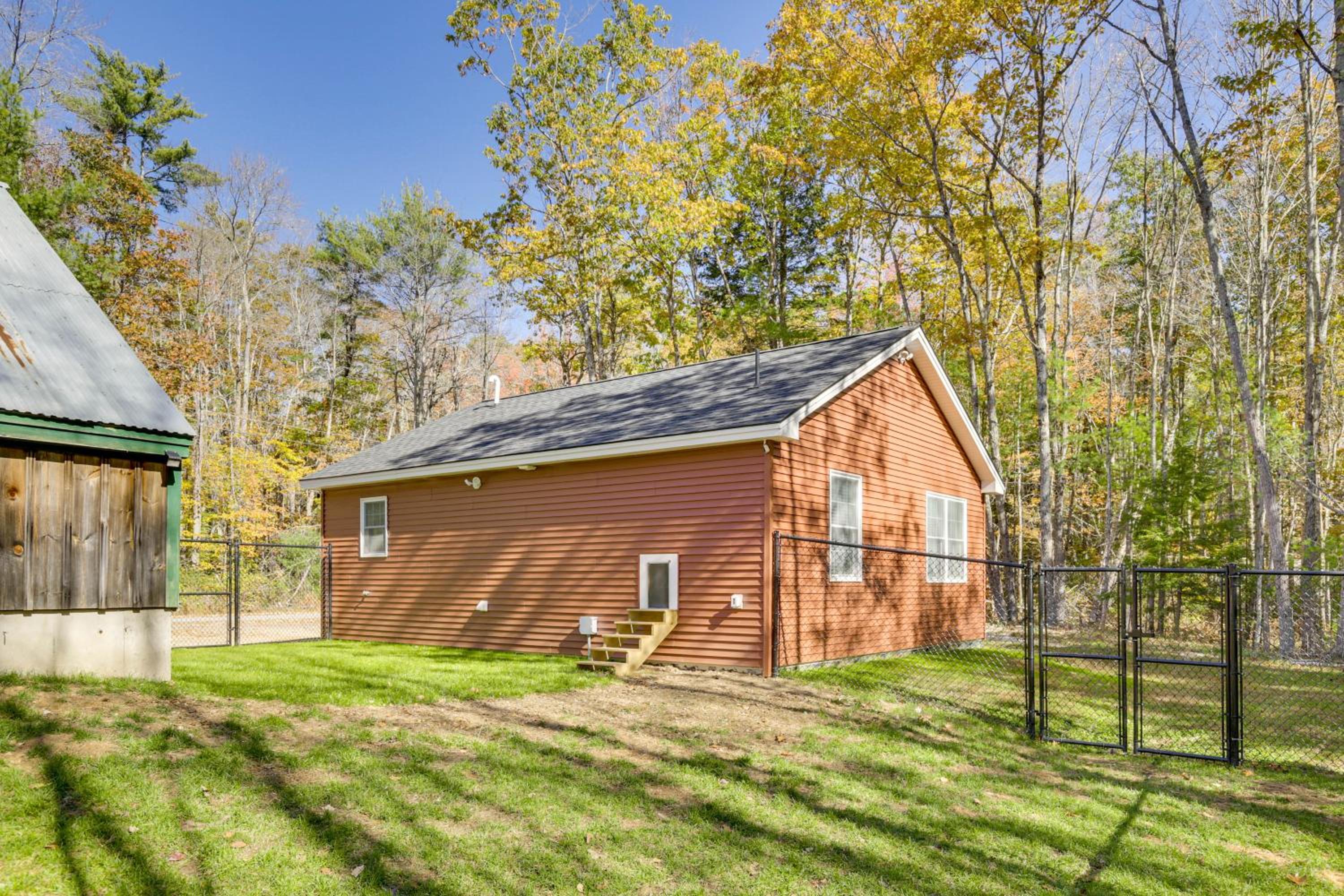 Wooded Retreat with Pet-Friendly Yard in Standish