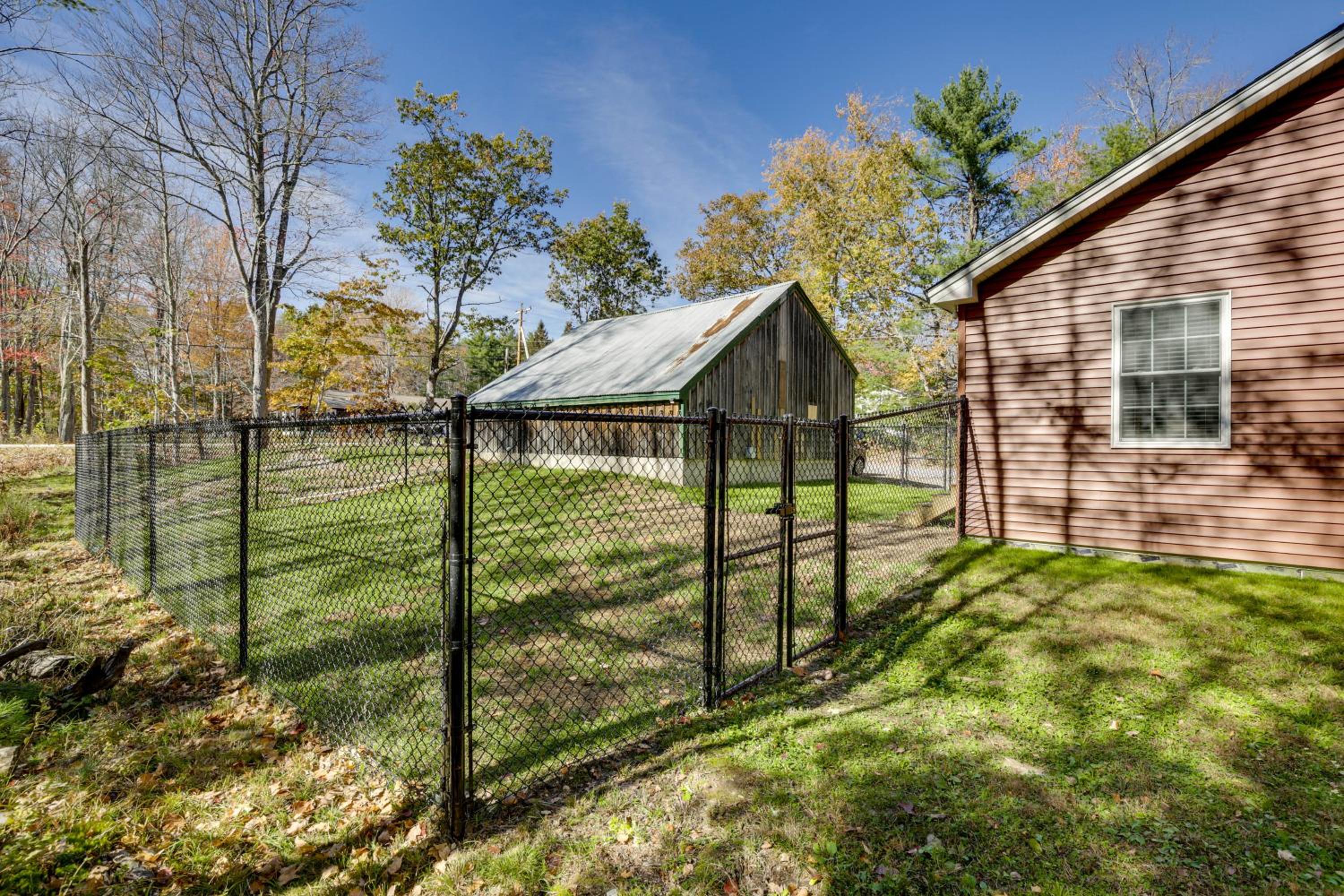 Wooded Retreat with Pet-Friendly Yard in Standish