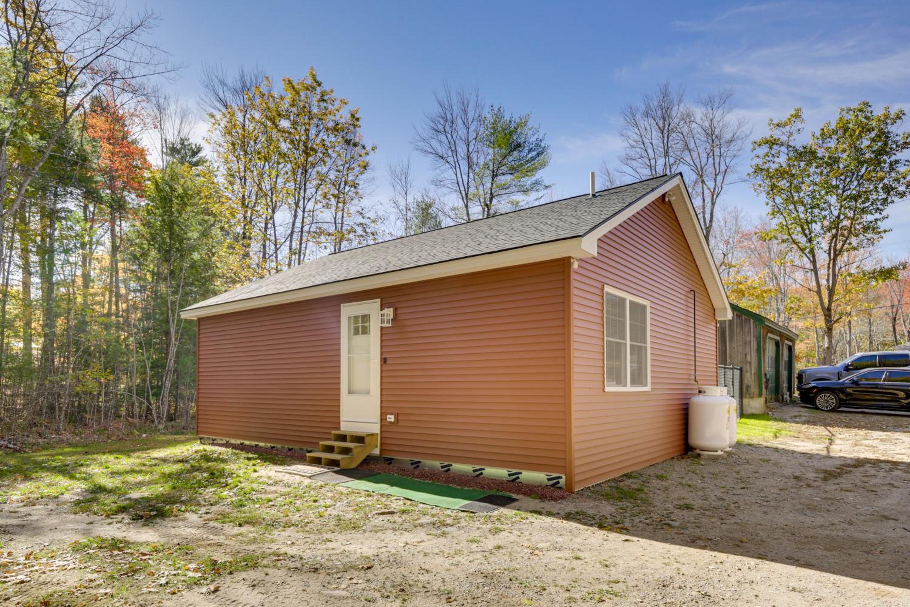 Wooded Retreat with Pet-Friendly Yard in Standish