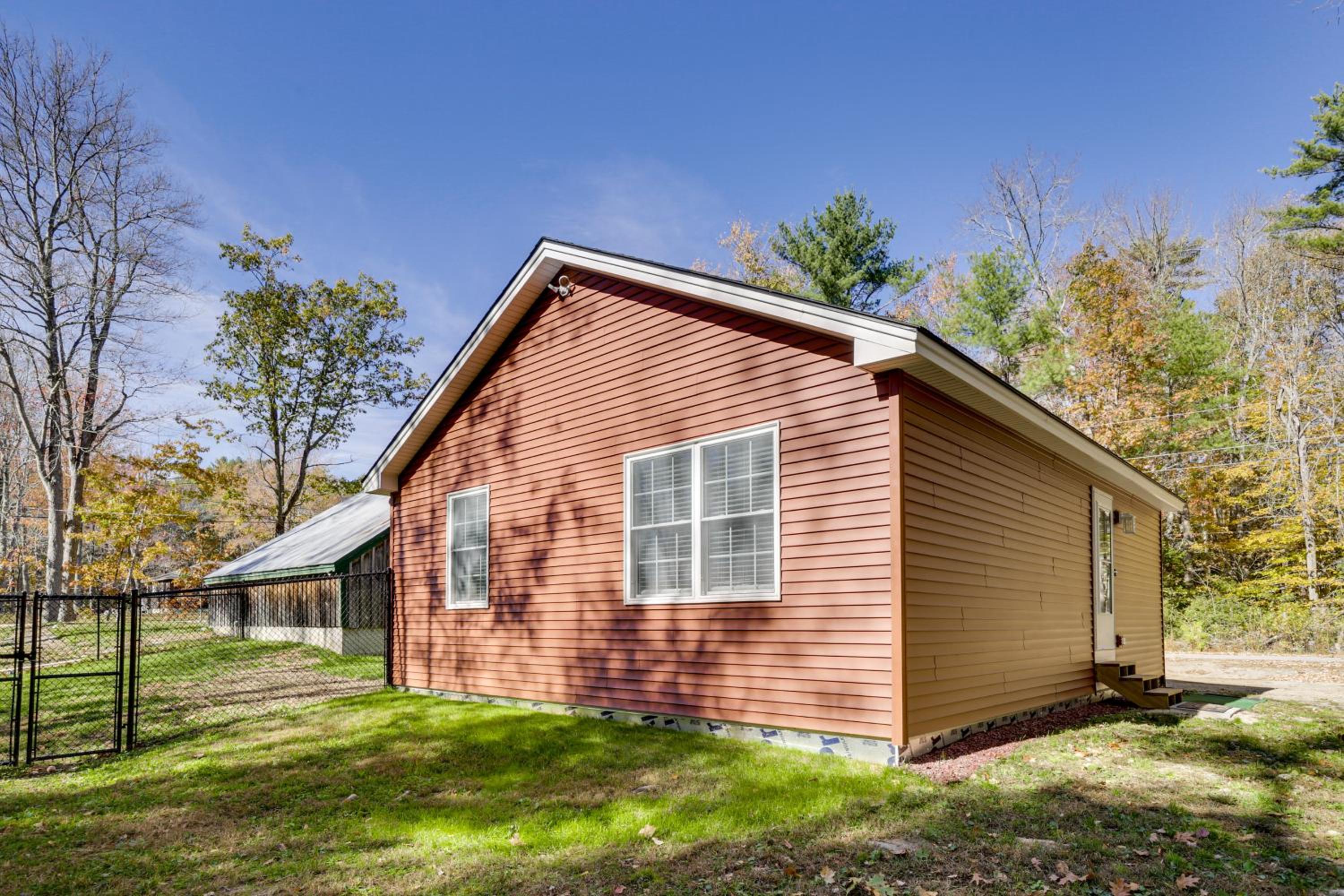 Wooded Retreat with Pet-Friendly Yard in Standish
