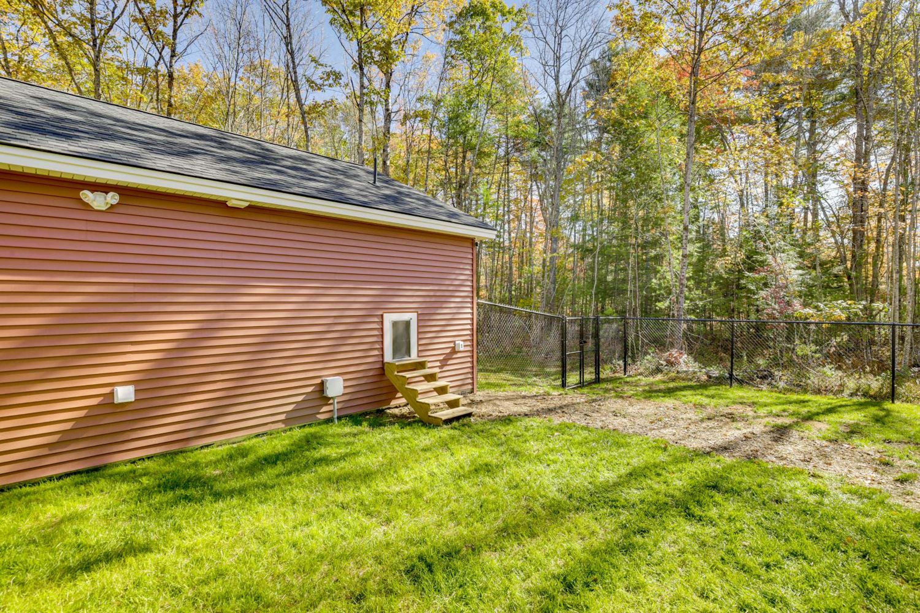Wooded Retreat with Pet-Friendly Yard in Standish