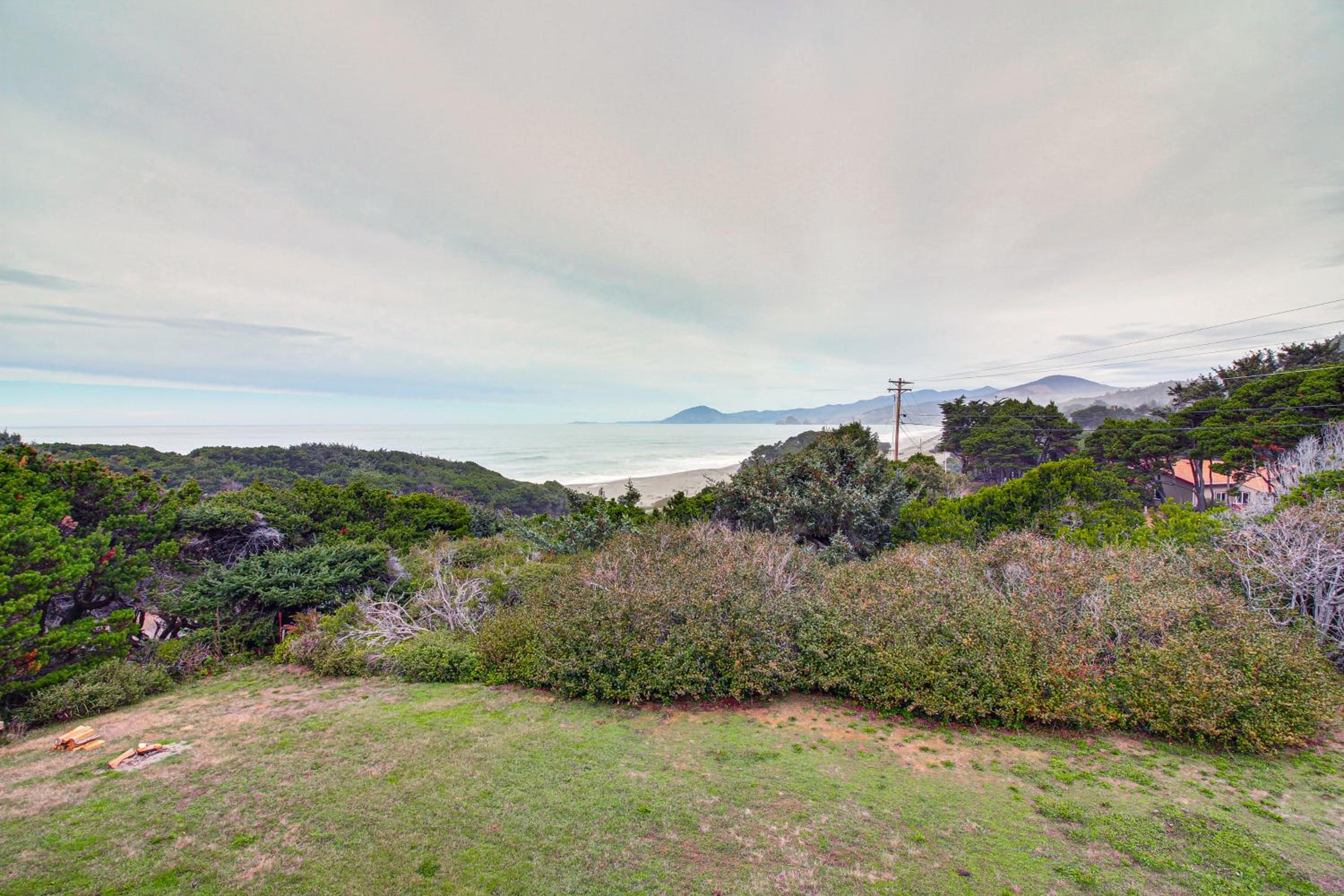 Groups Welcome! Ocean-View Escape in Gold Beach