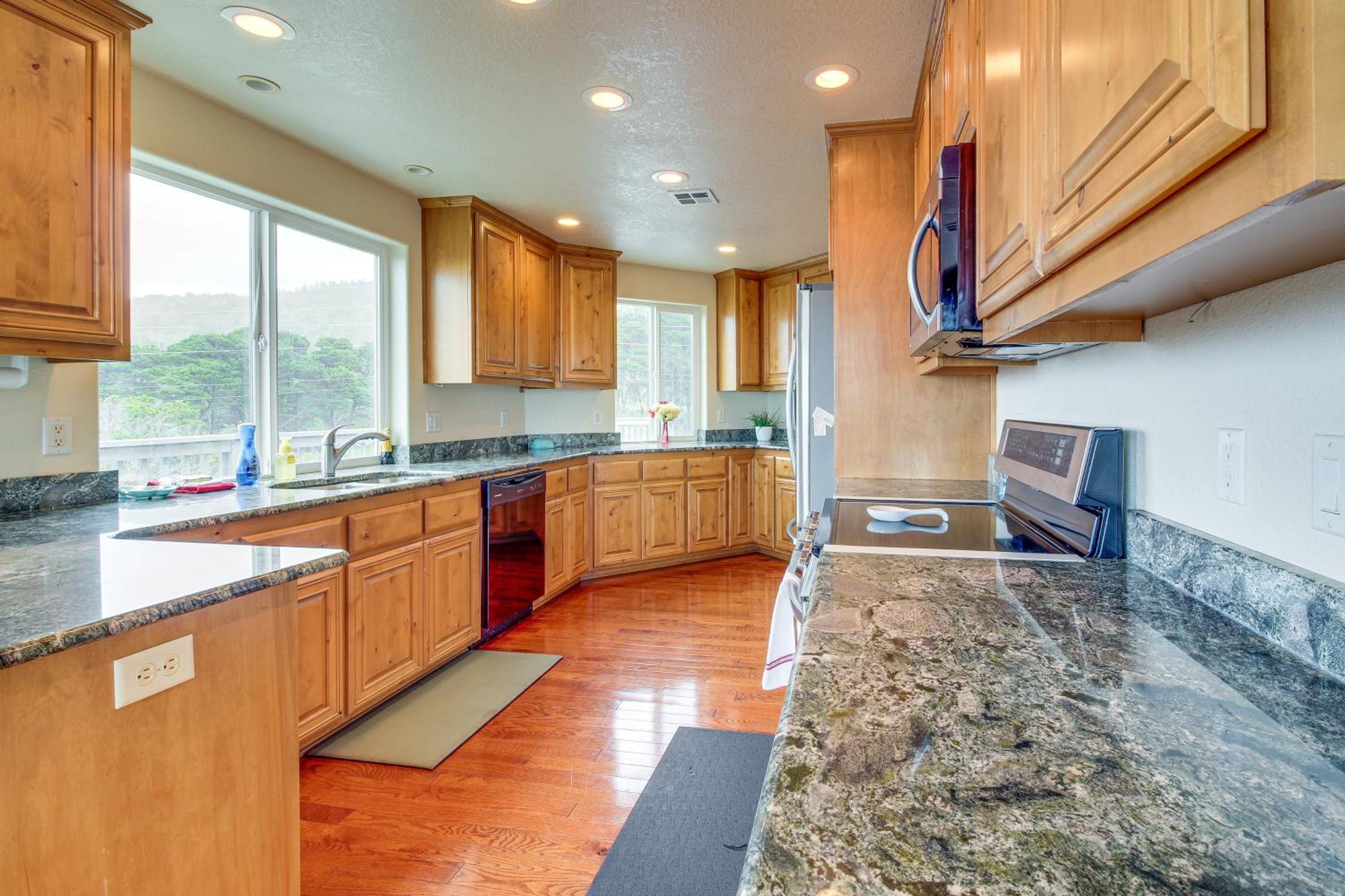 Groups Welcome! Ocean-View Escape in Gold Beach