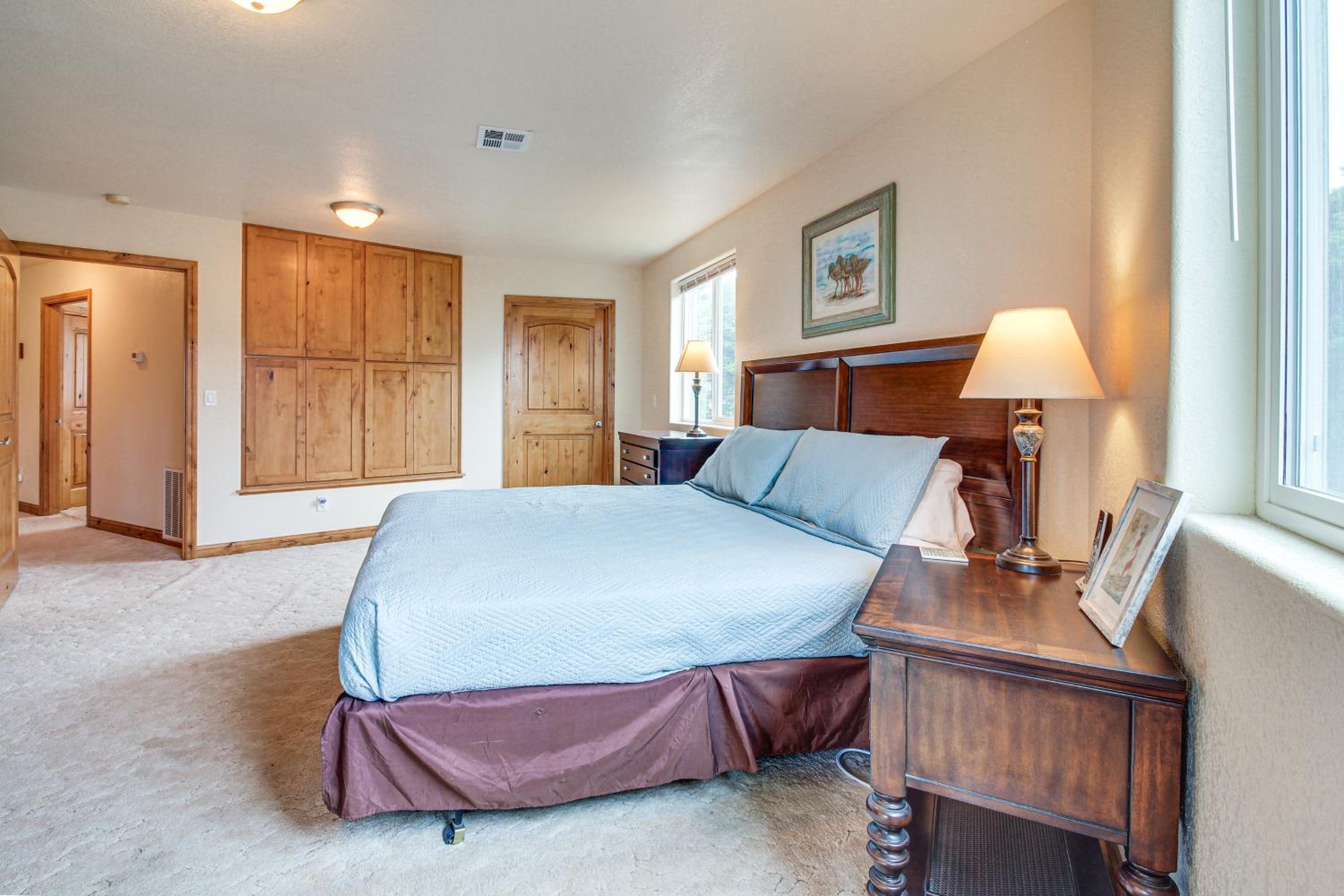 Groups Welcome! Ocean-View Escape in Gold Beach