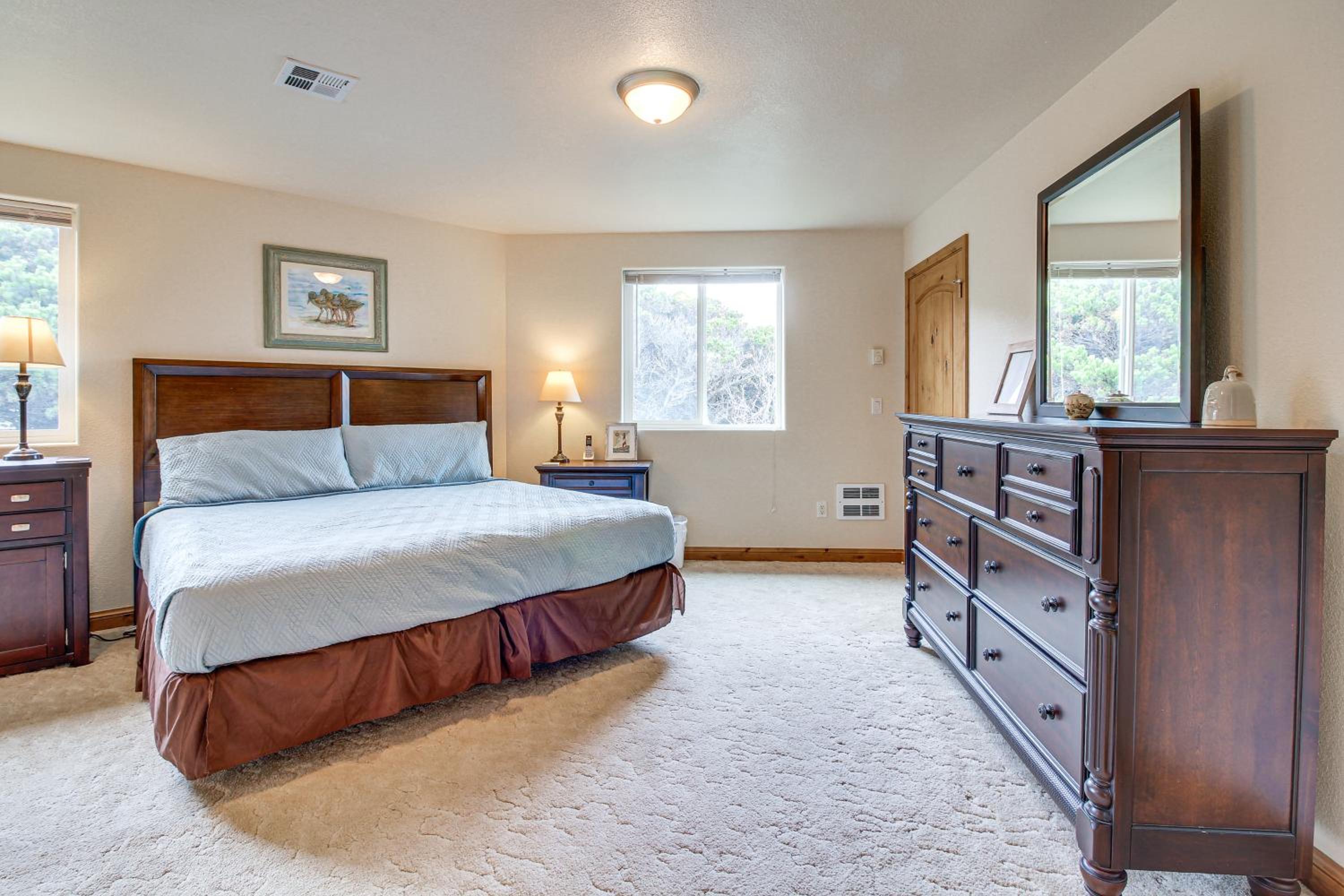 Groups Welcome! Ocean-View Escape in Gold Beach