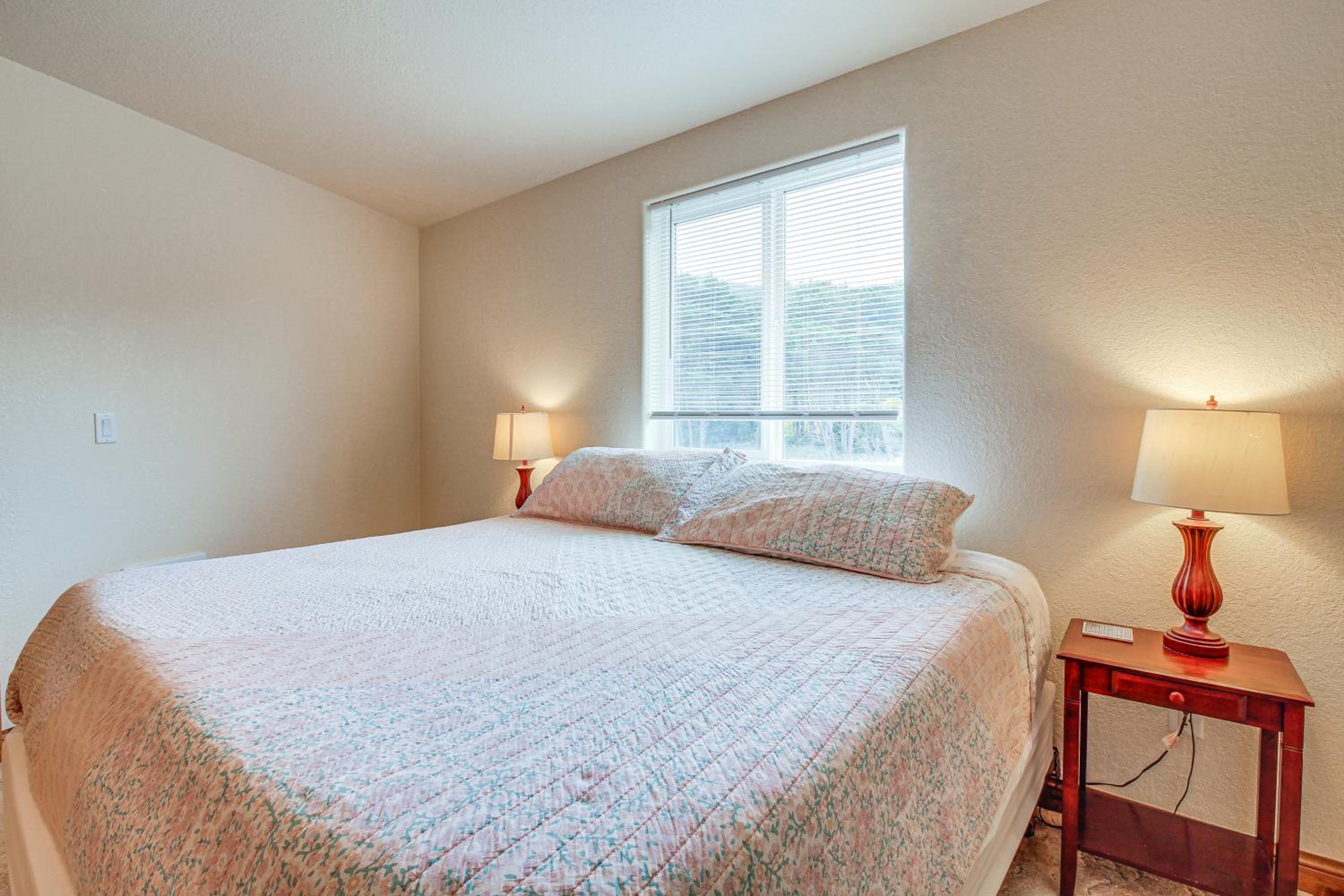 Groups Welcome! Ocean-View Escape in Gold Beach