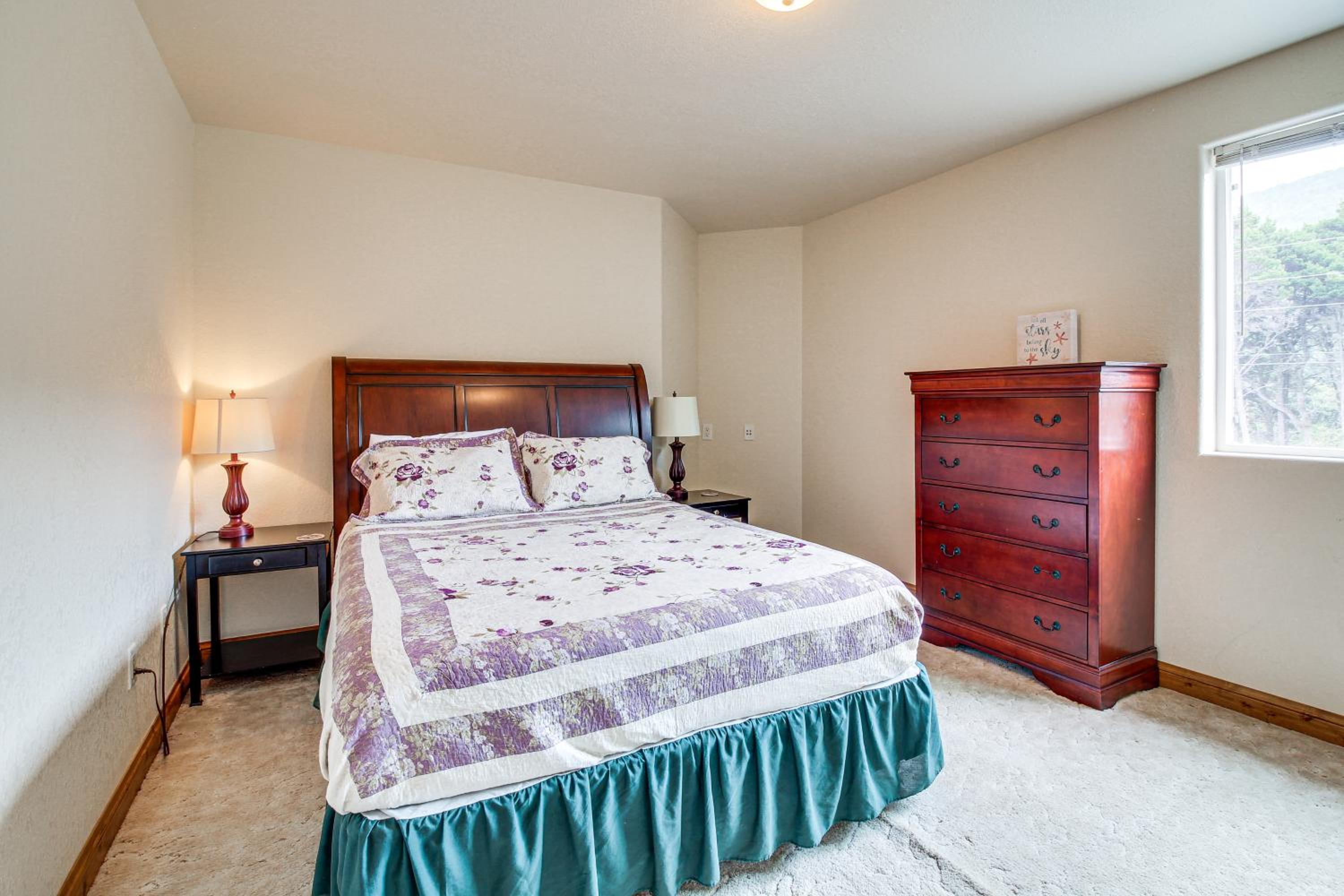 Groups Welcome! Ocean-View Escape in Gold Beach