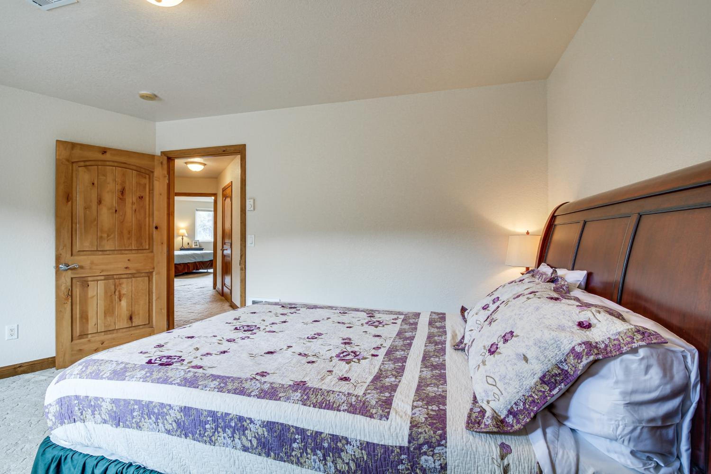 Groups Welcome! Ocean-View Escape in Gold Beach