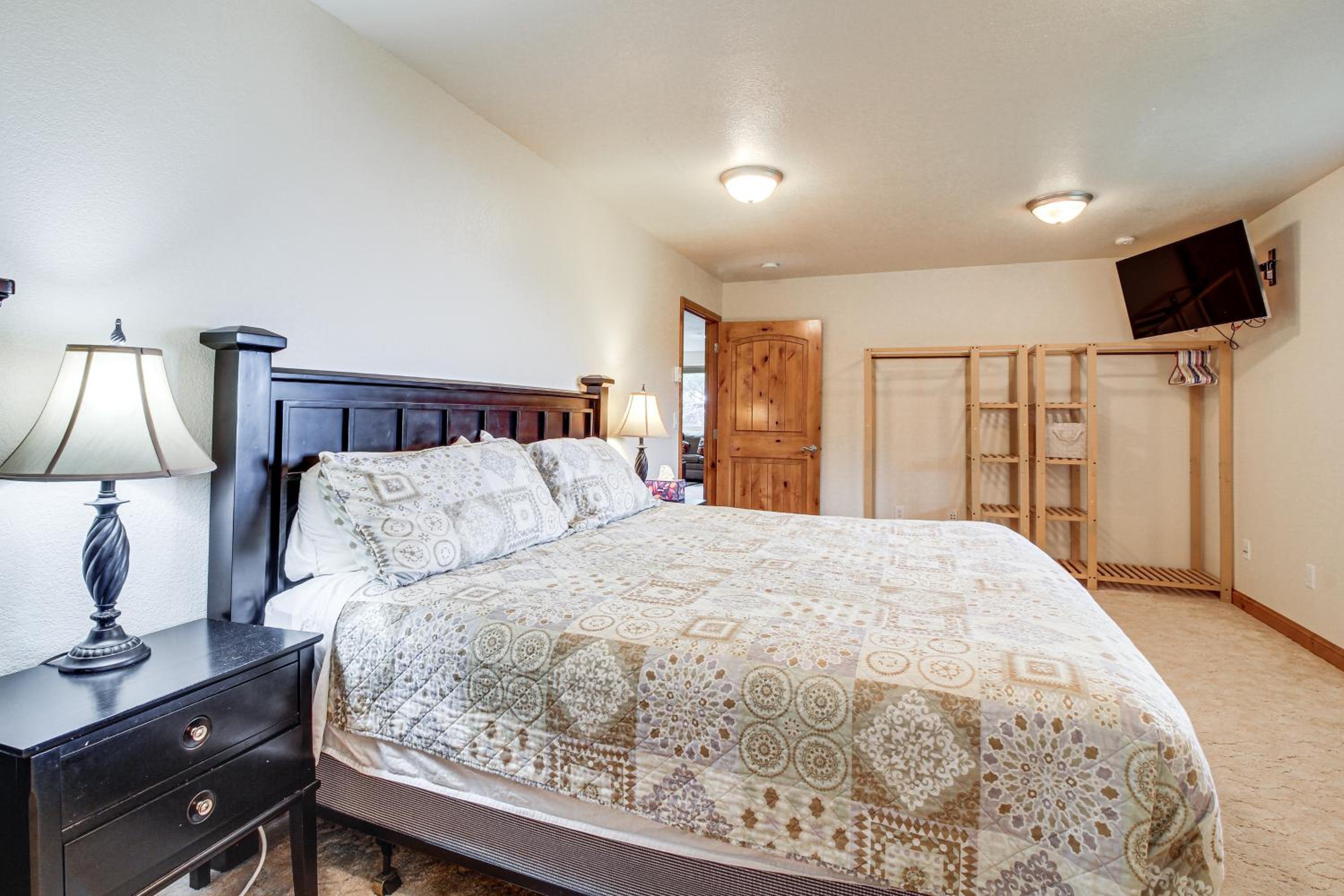 Groups Welcome! Ocean-View Escape in Gold Beach