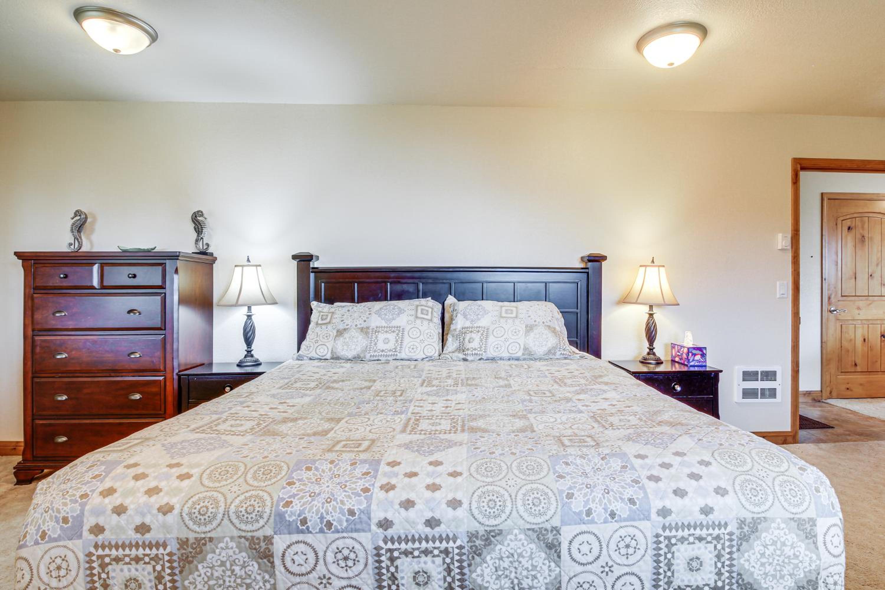 Groups Welcome! Ocean-View Escape in Gold Beach