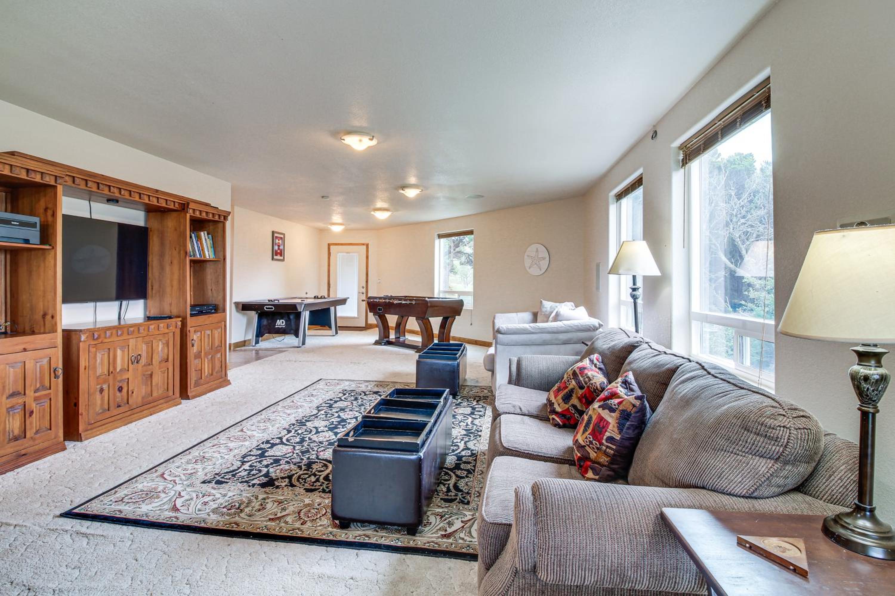 Groups Welcome! Ocean-View Escape in Gold Beach