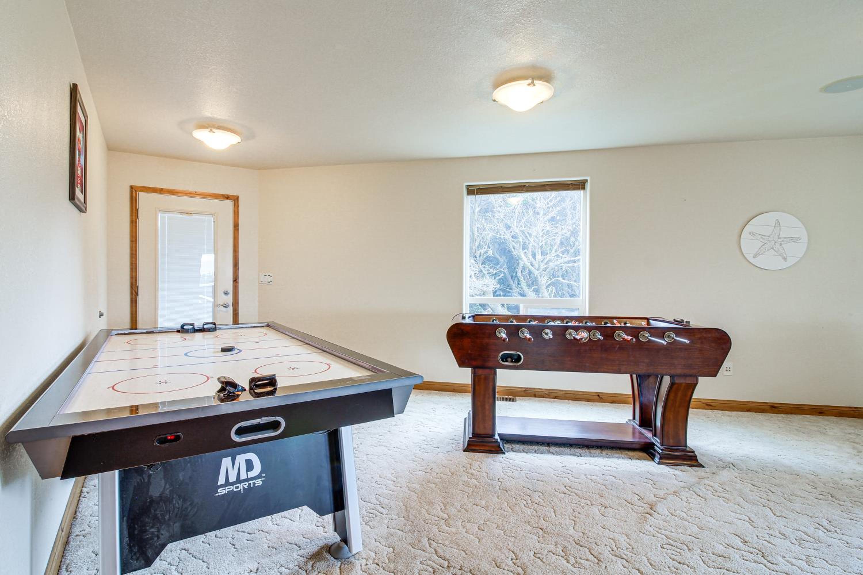 Groups Welcome! Ocean-View Escape in Gold Beach