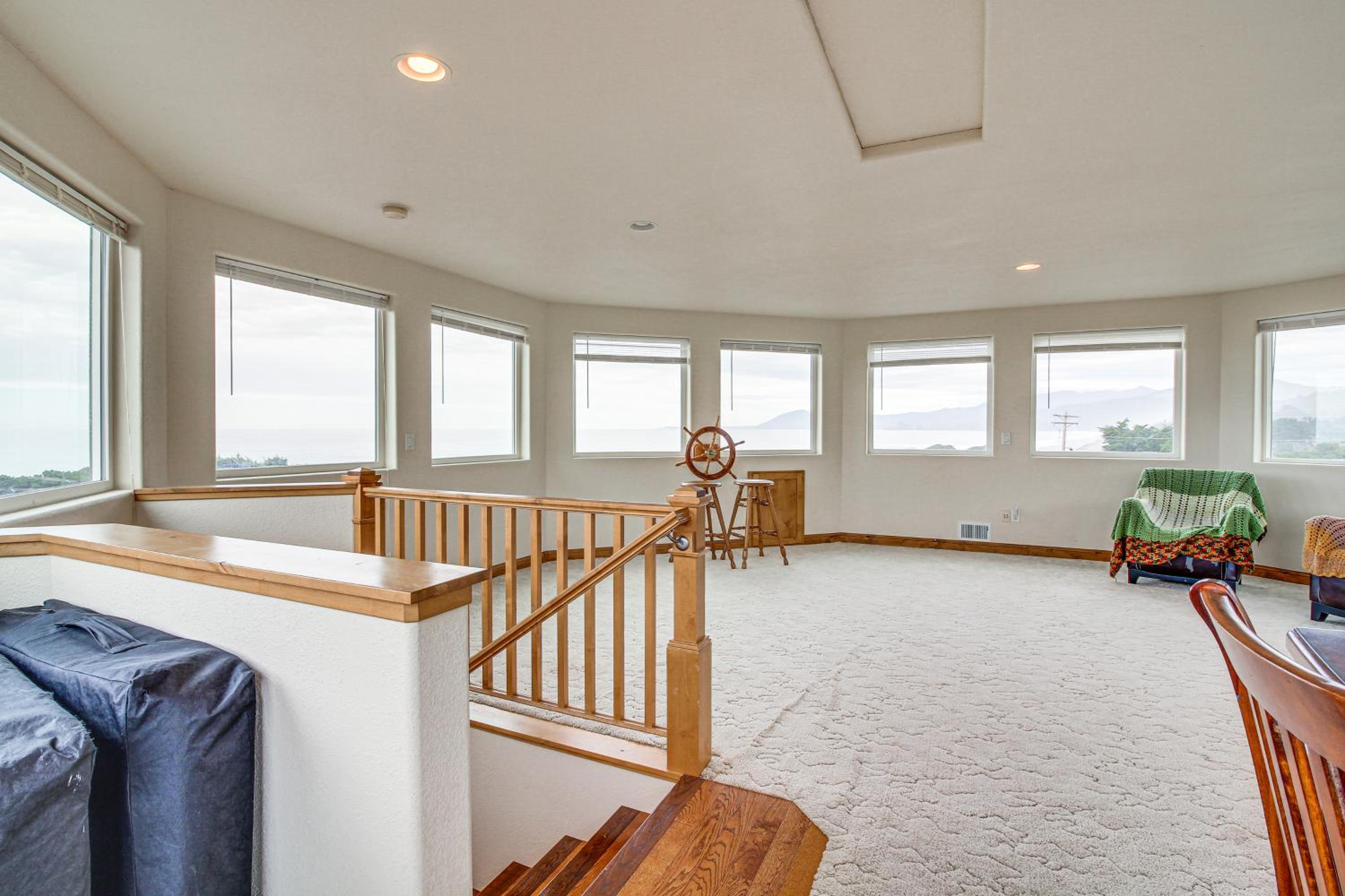 Groups Welcome! Ocean-View Escape in Gold Beach