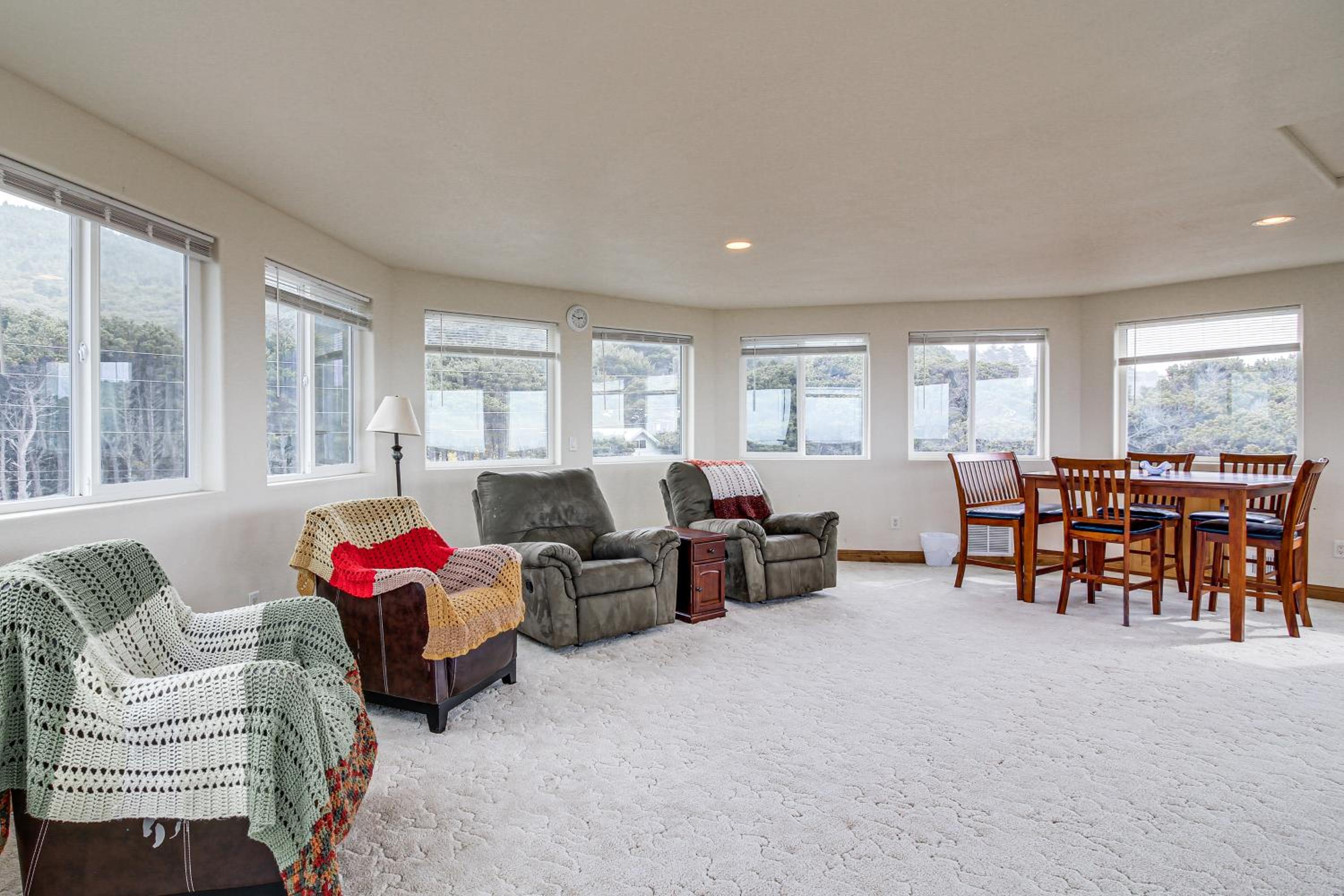 Groups Welcome! Ocean-View Escape in Gold Beach