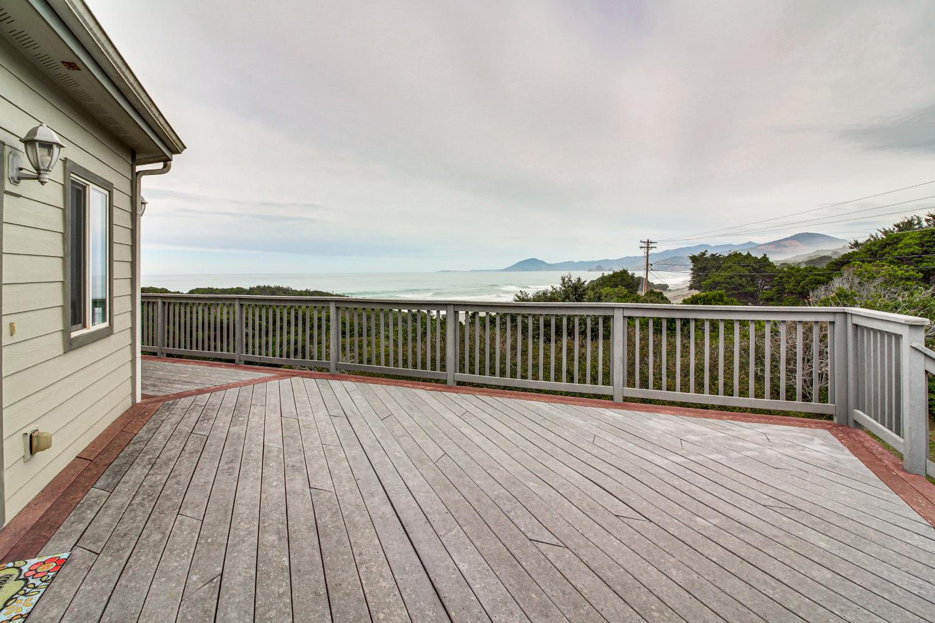 Groups Welcome! Ocean-View Escape in Gold Beach