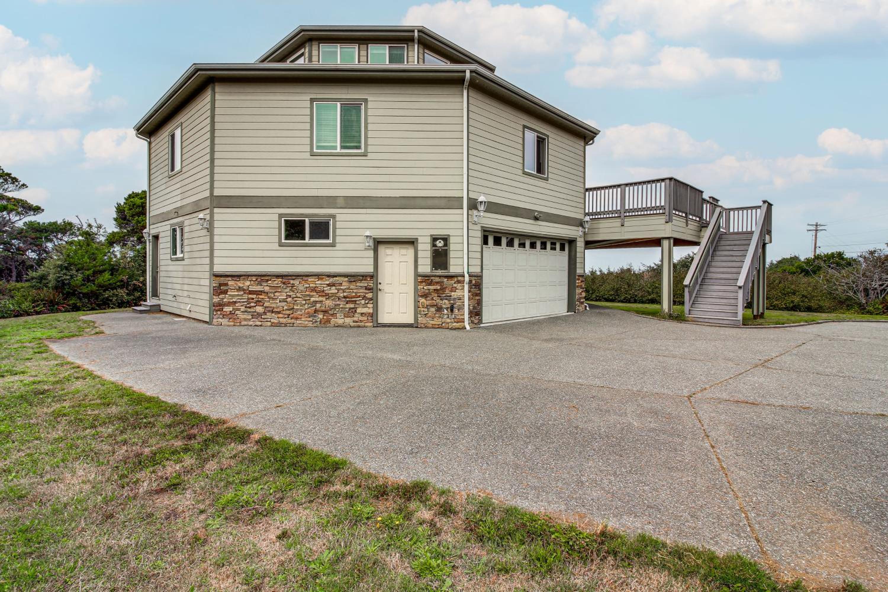 Groups Welcome! Ocean-View Escape in Gold Beach