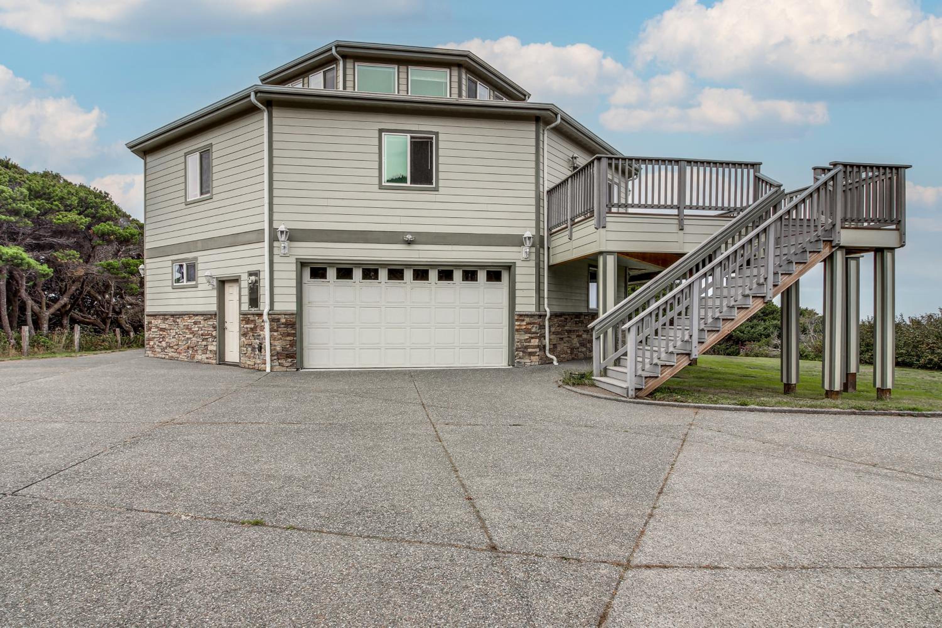 Groups Welcome! Ocean-View Escape in Gold Beach