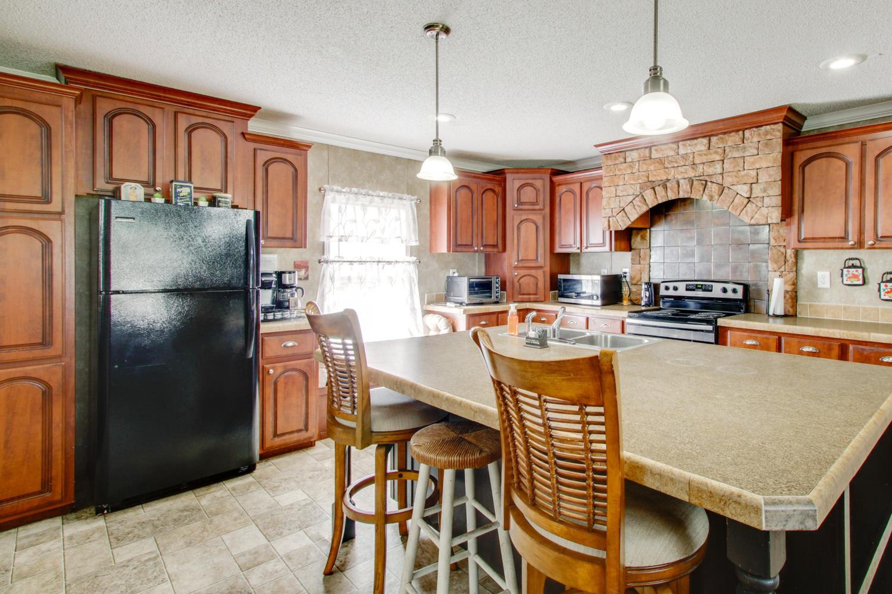 Quiet Family Home in Headland with Games and Yard