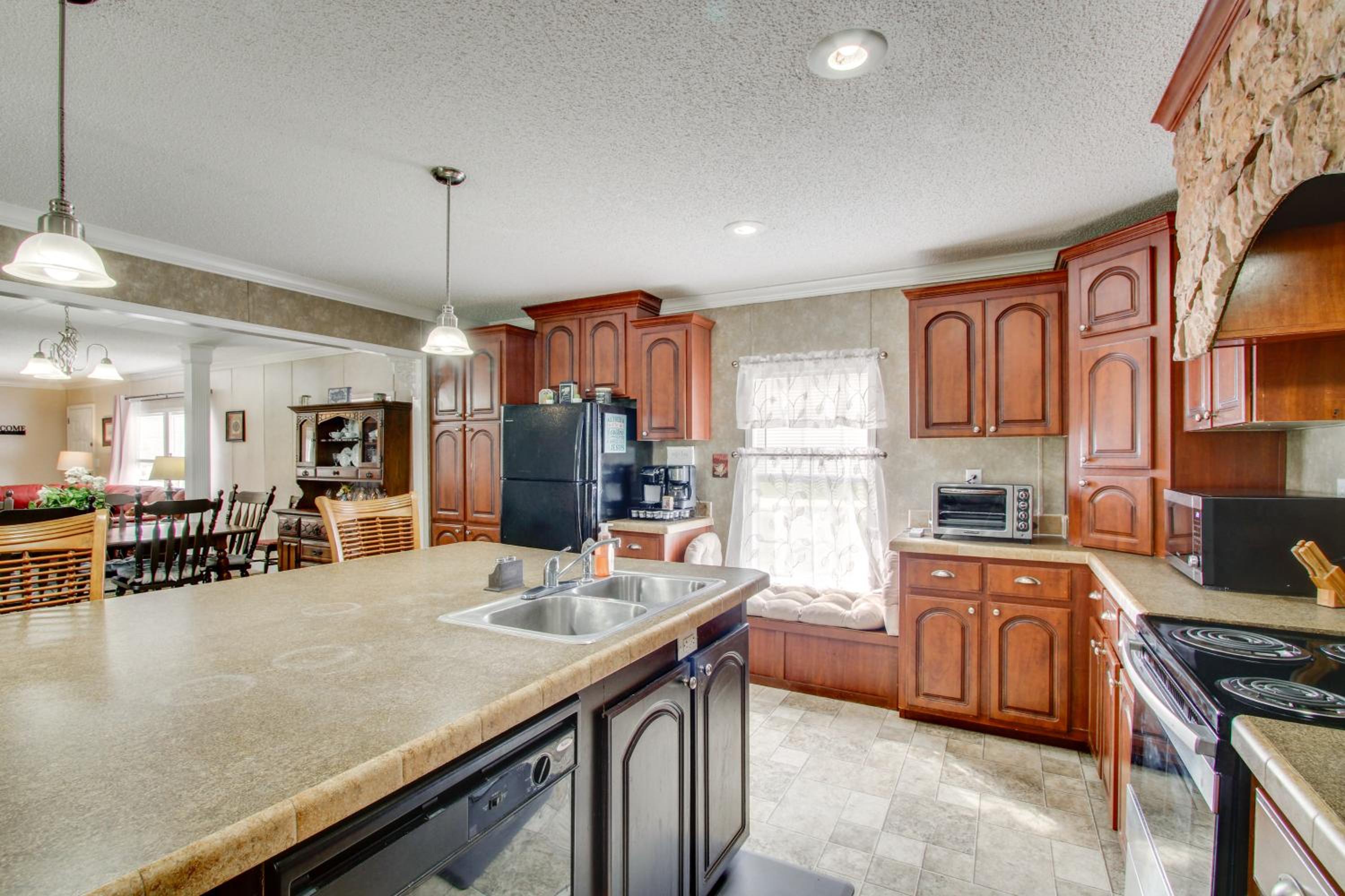 Quiet Family Home in Headland with Games and Yard