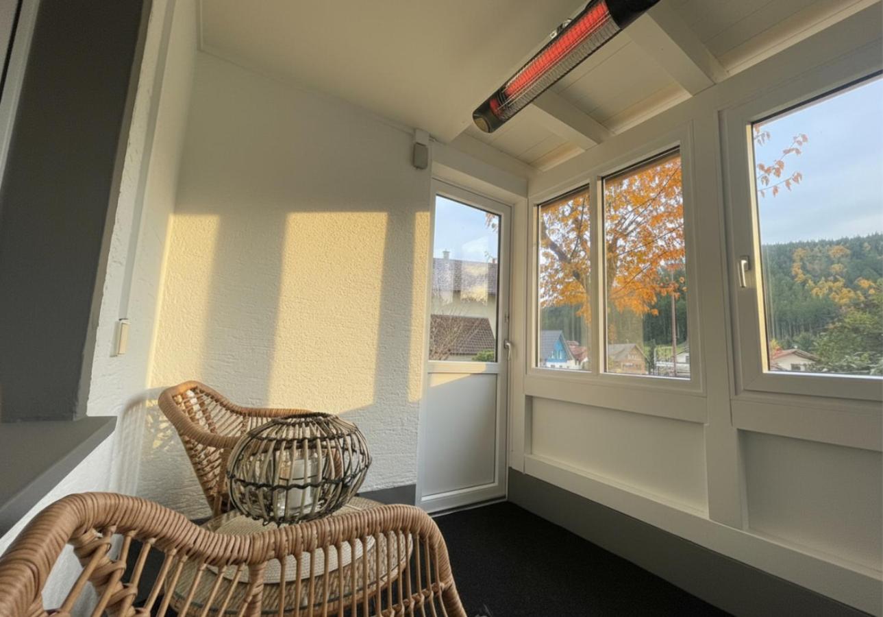 Rückzugsort mit Bergblick in Baiersbronn-Obertal - beheizter Wintergarten & kostenfreier Parkplatz - 70qm Ferienwohnung