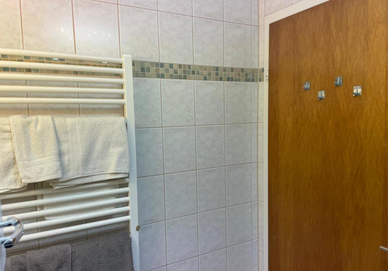 Rückzugsort mit Bergblick in Baiersbronn-Obertal - beheizter Wintergarten & kostenfreier Parkplatz - 70qm Ferienwohnung