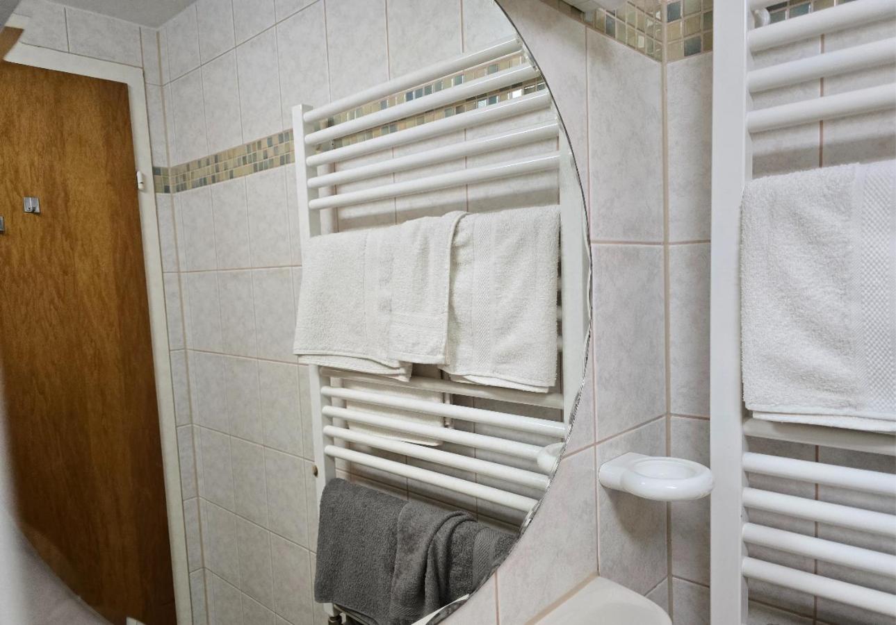 Rückzugsort mit Bergblick in Baiersbronn-Obertal - beheizter Wintergarten & kostenfreier Parkplatz - 70qm Ferienwohnung