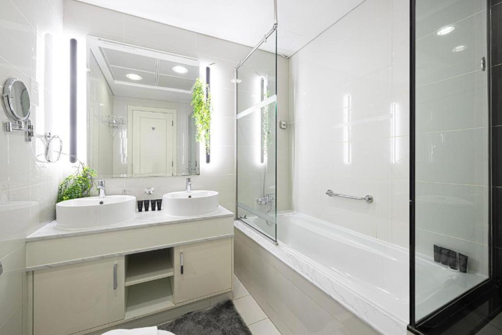 Damac Maison Mall Street! 2 Bedroom, 1-minute to Dubai Mall!
