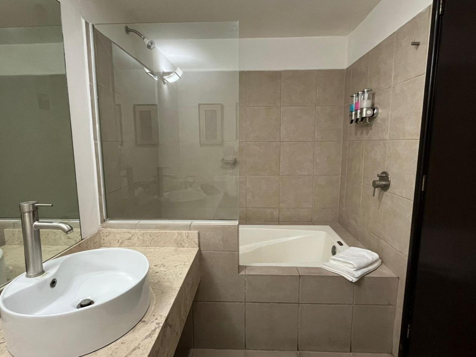 Suite ejecutiva, 2 Camas Queen, Gym, en Interlomas