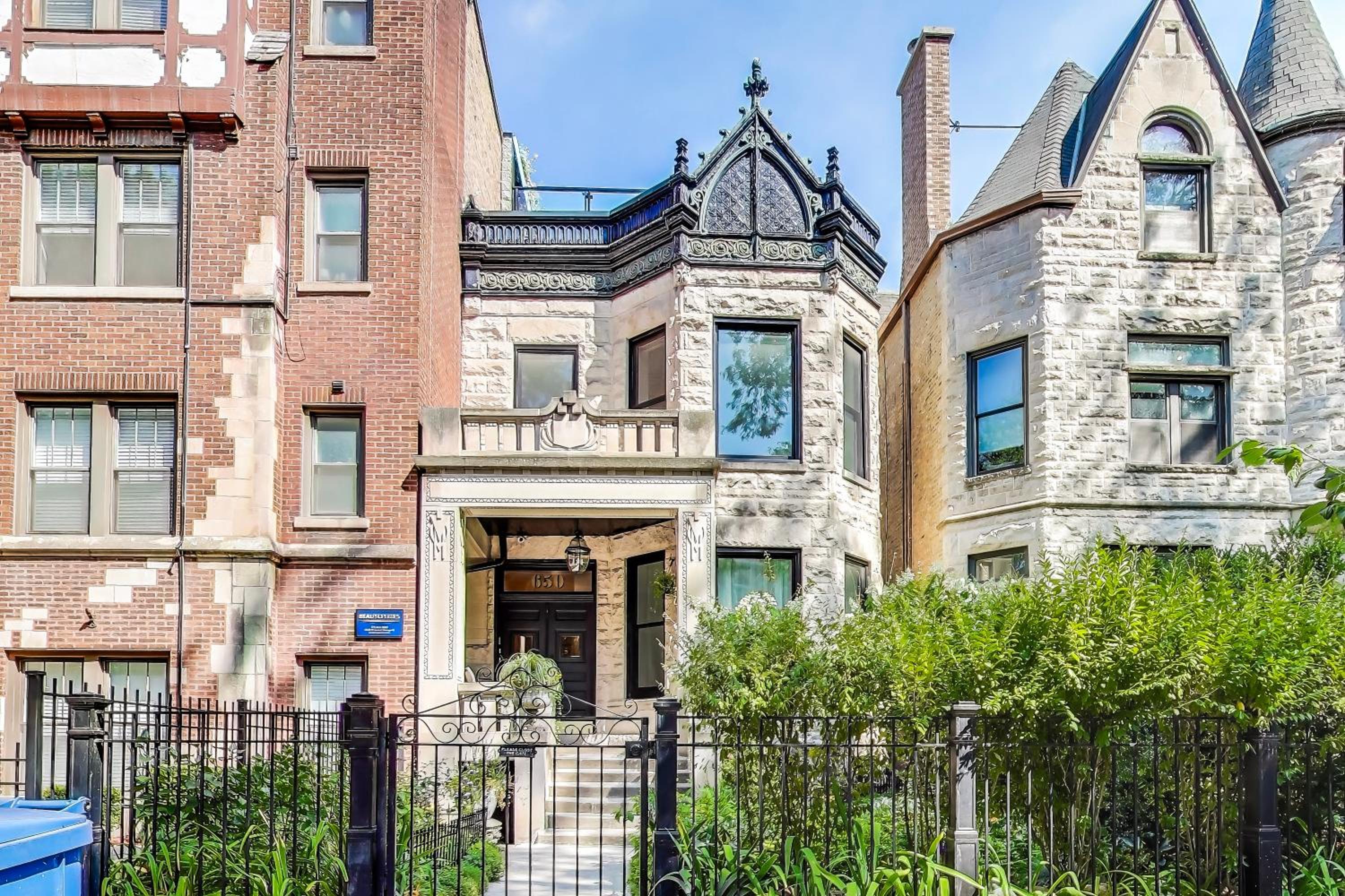 Luxurious Lincoln Park Home with Gourmet Kitchen