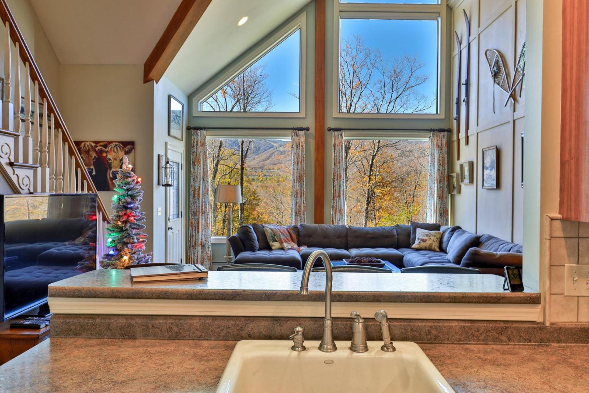 Big Boulder at Killington - Renovated Home with Hot Tub, Sauna, and Views
