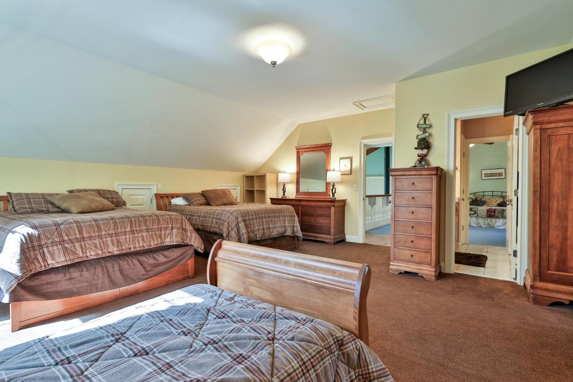 Big Boulder at Killington - Renovated Home with Hot Tub, Sauna, and Views