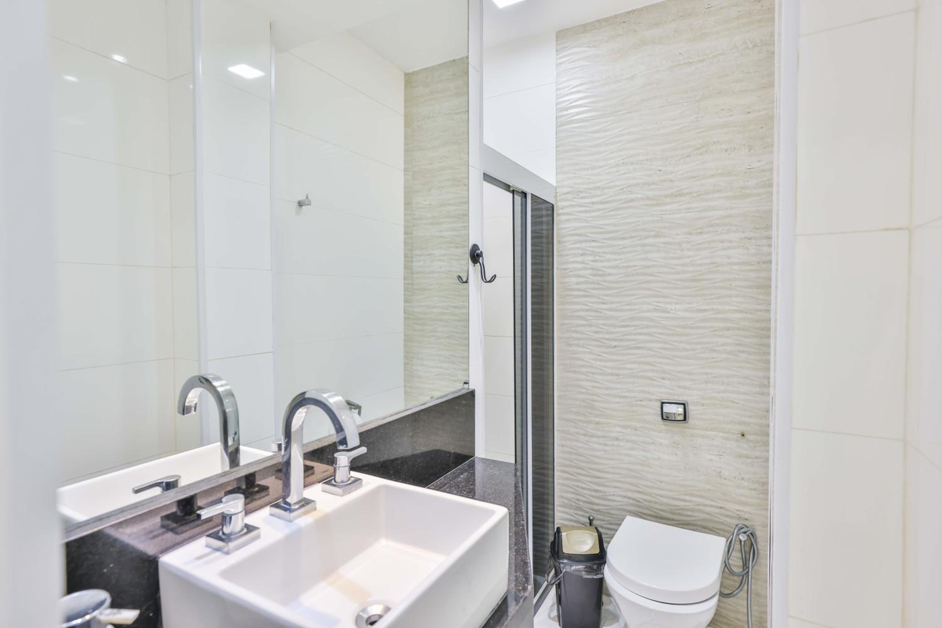 Luxurious Copacabana - 5 mins away to the beach!