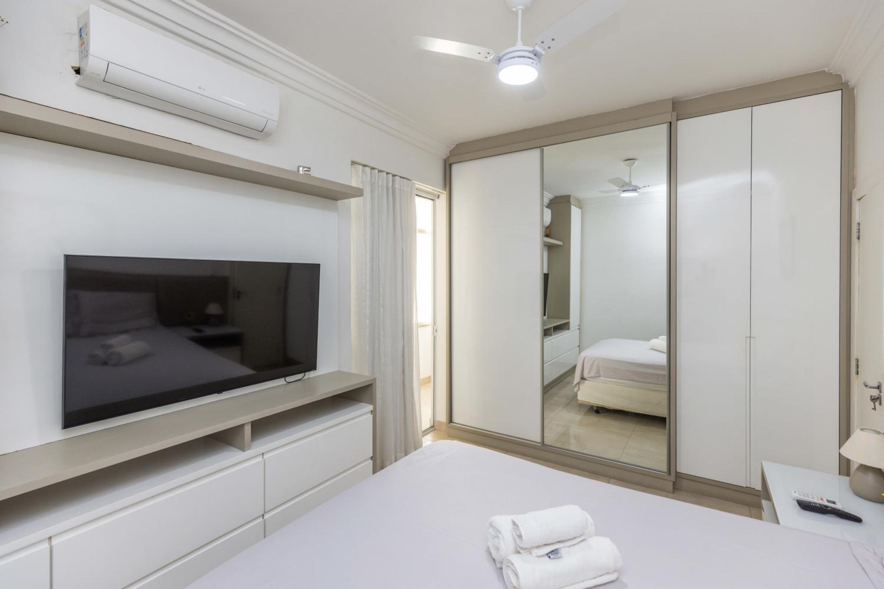 Luxurious Copacabana - 5 mins away to the beach!