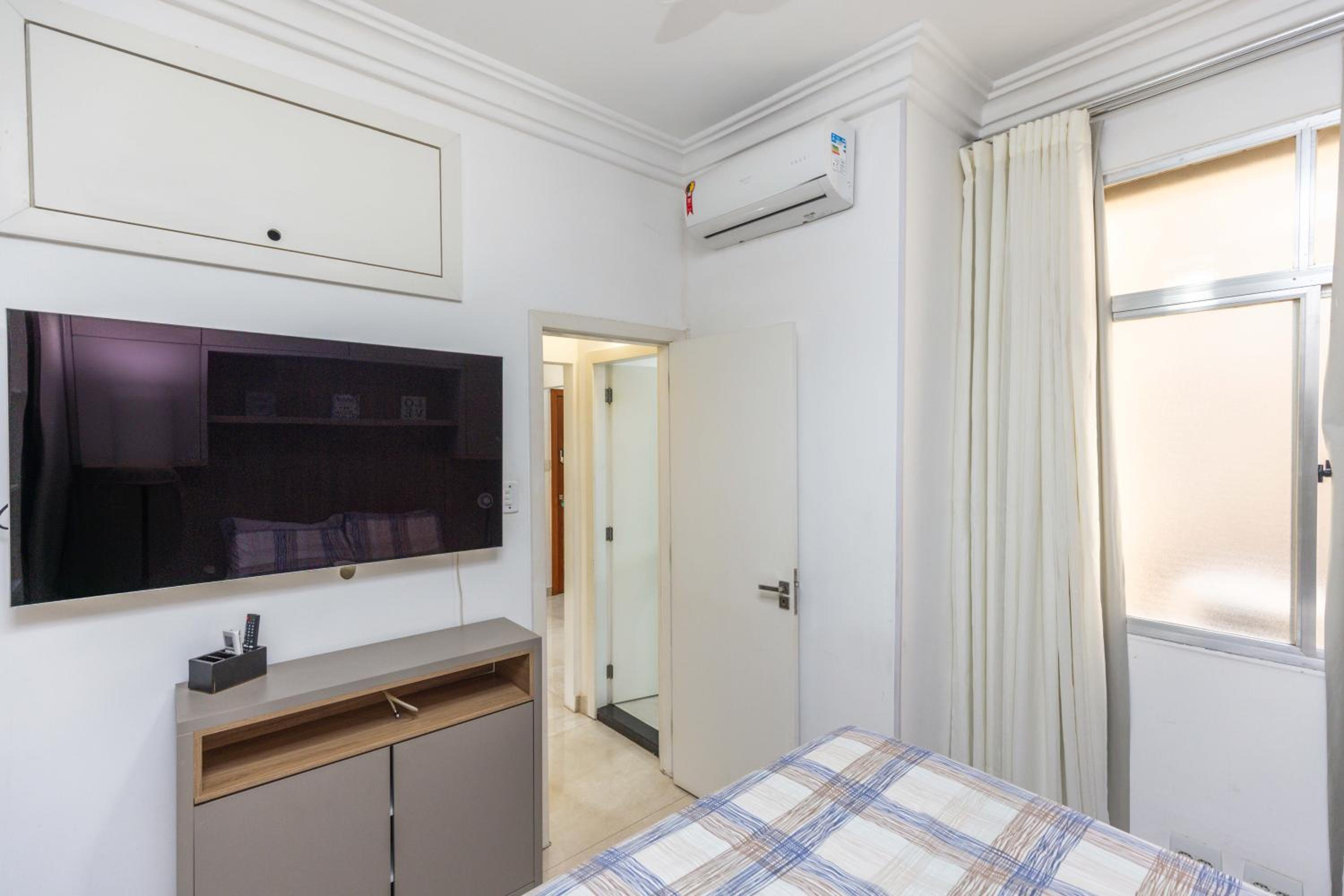 Luxurious Copacabana - 5 mins away to the beach!