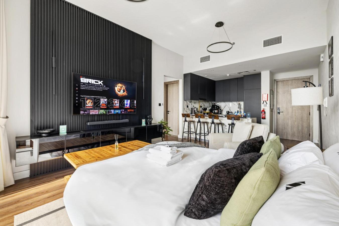 New 1BR with Rooftop Pool and Amazing View