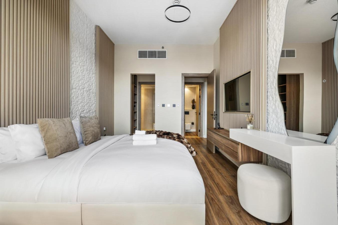 New 1BR with Rooftop Pool and Amazing View