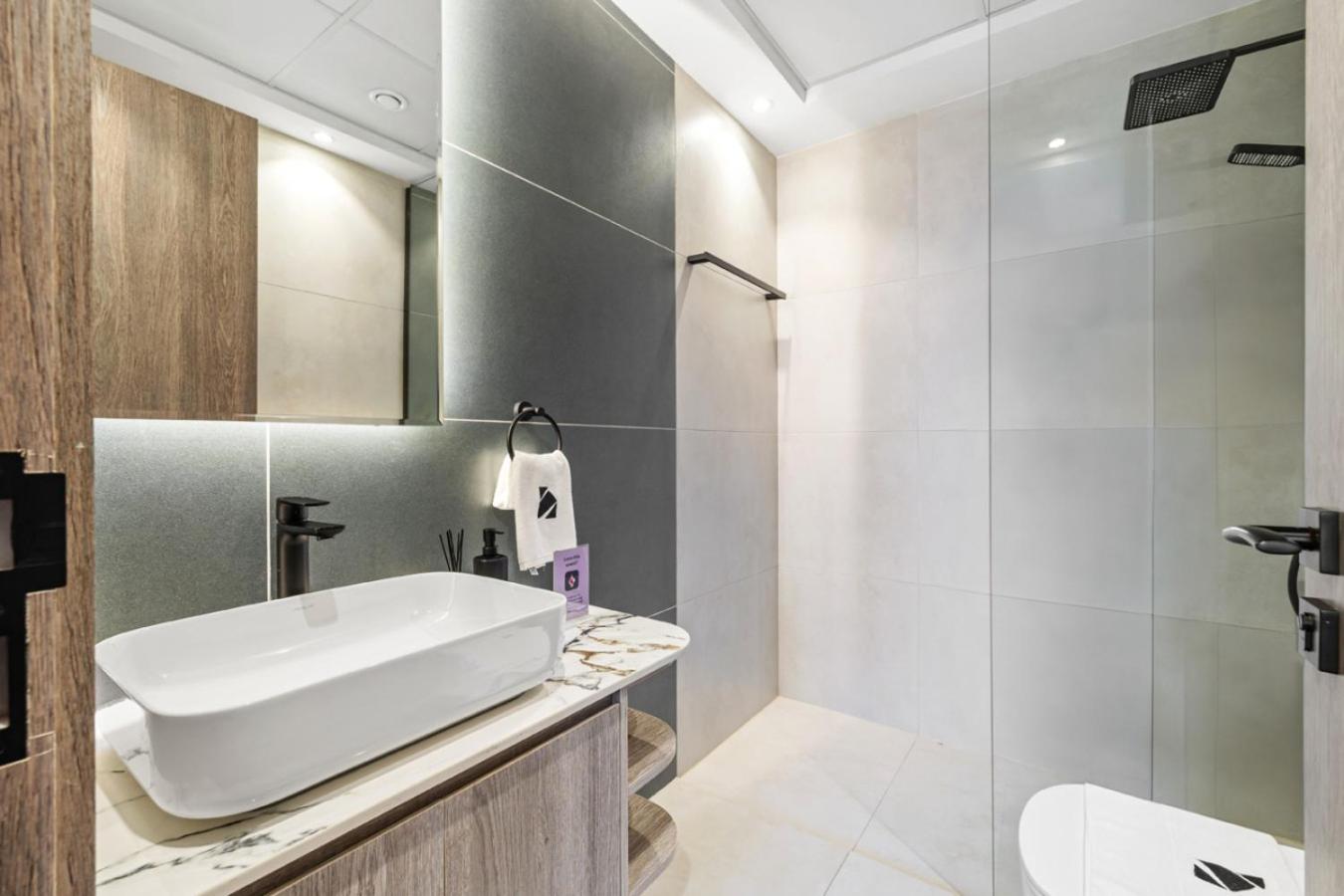New 1BR with Rooftop Pool and Amazing View
