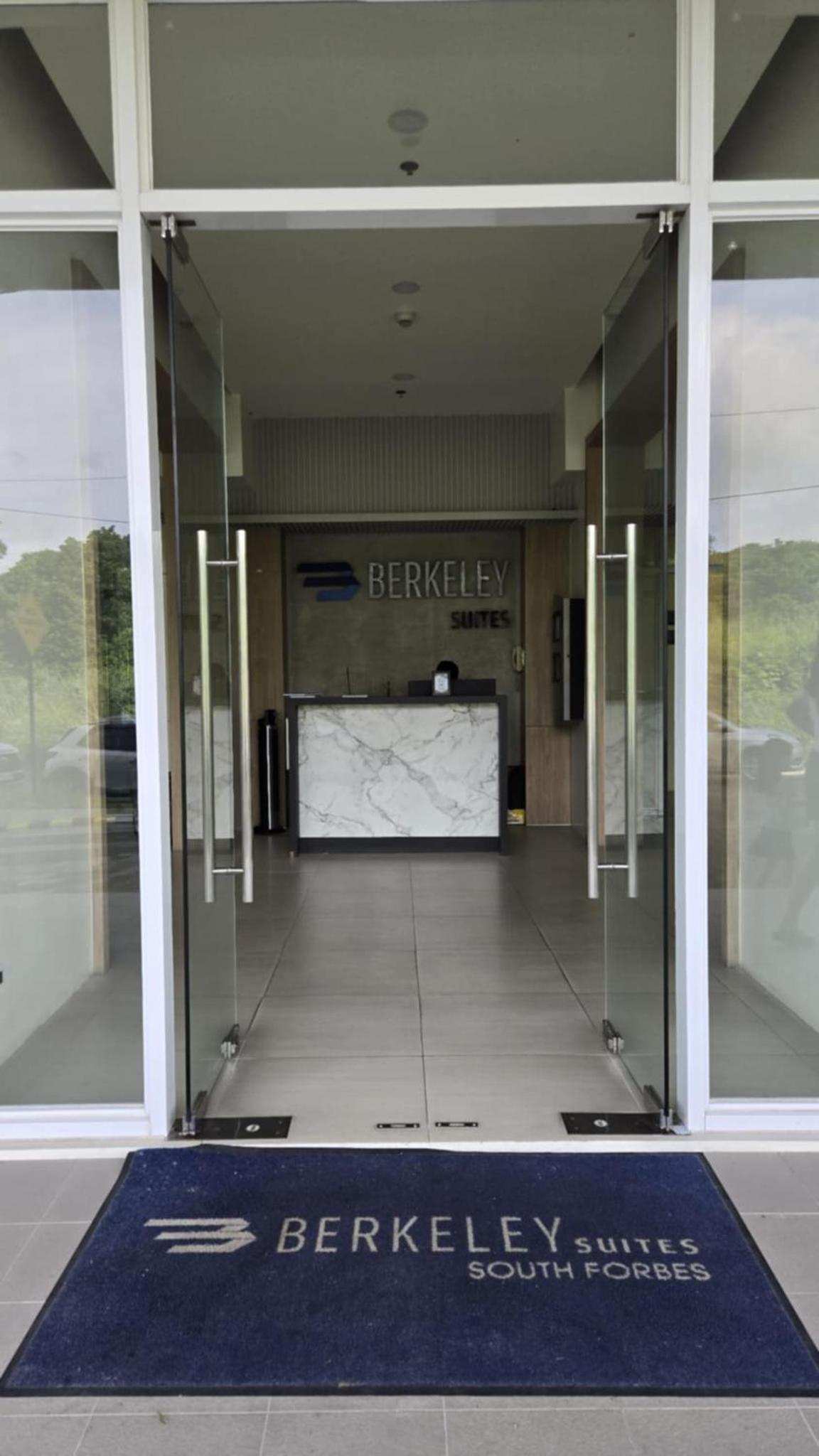 Urban Oasis Cozy Studio at Berkeley Suites South Forbes Nuvali