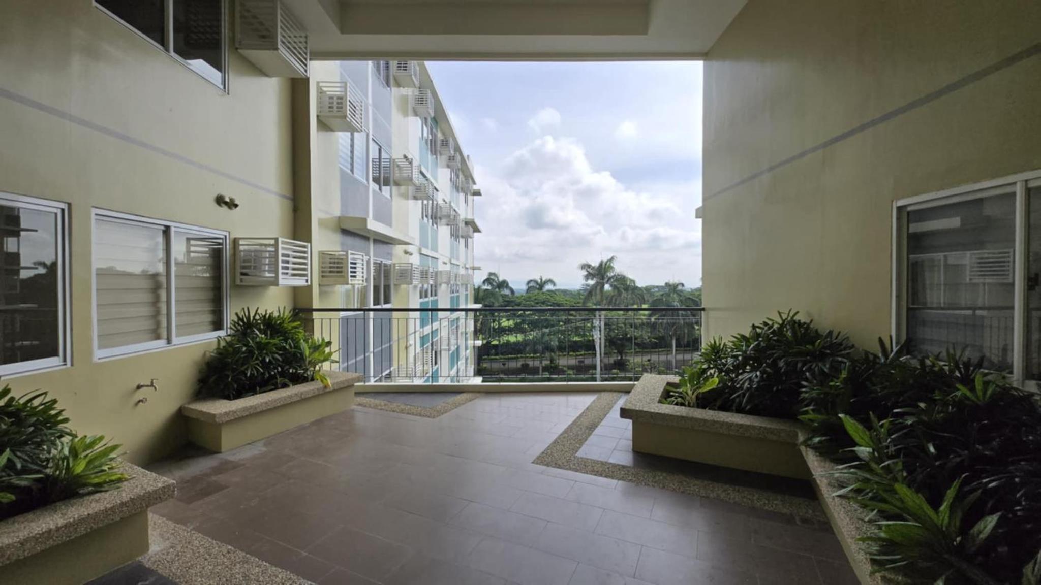 Urban Oasis Cozy Studio at Berkeley Suites South Forbes Nuvali