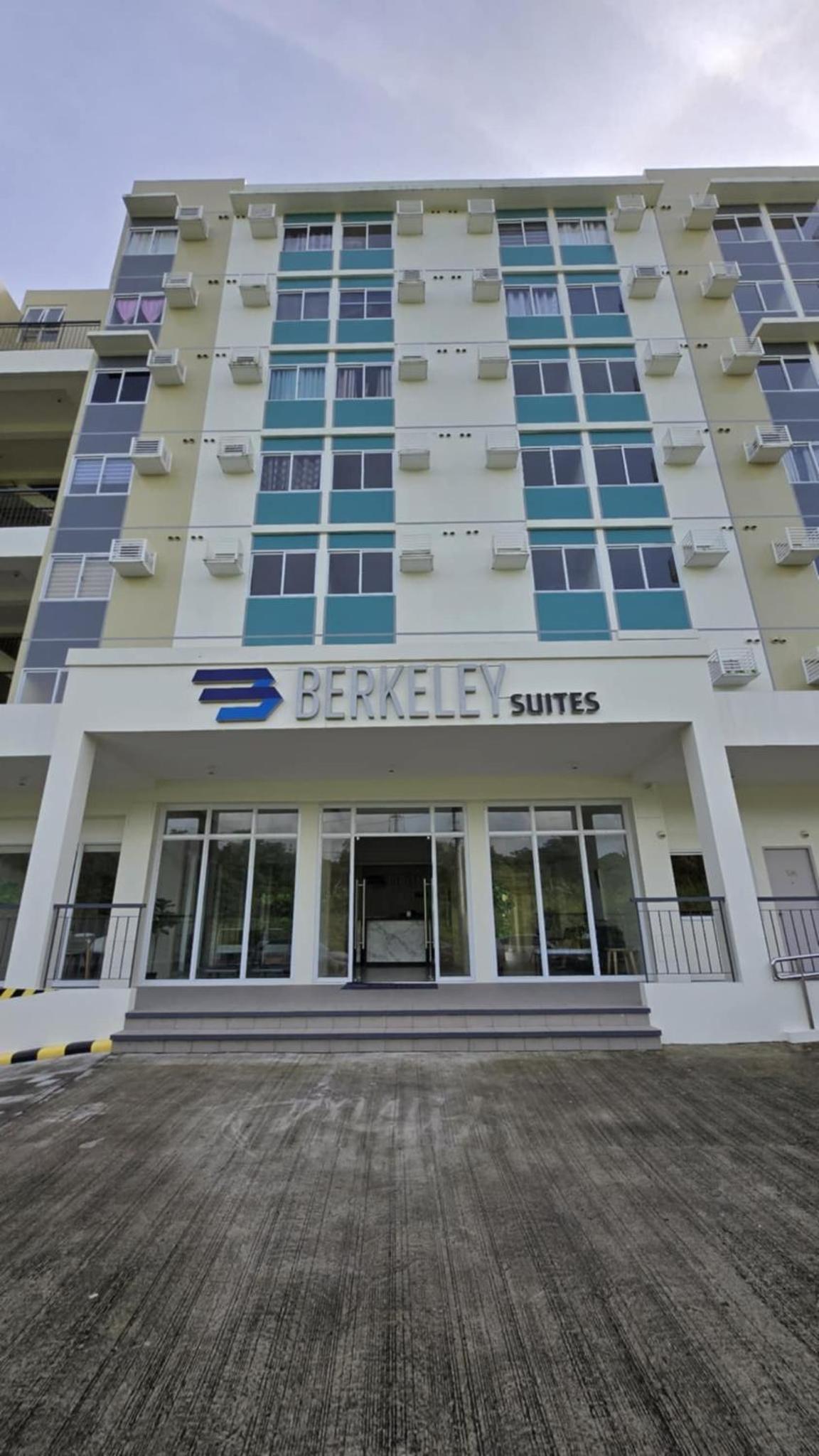 Urban Oasis Cozy Studio at Berkeley Suites South Forbes Nuvali