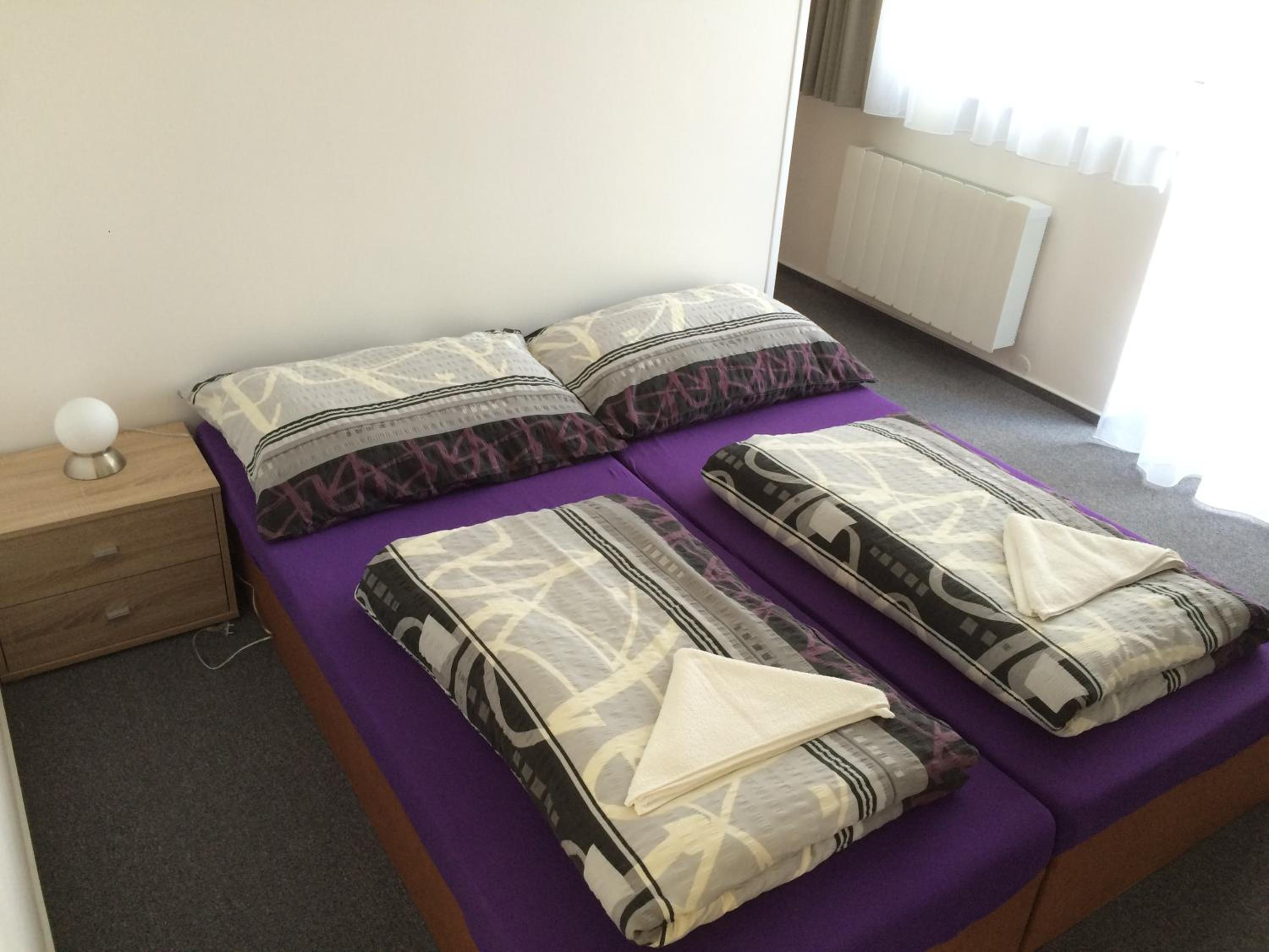 Villa Marcus - rodinný relax 200 m od Penzionu Kometa, u jezera s grilem a sdílenou kuchyní