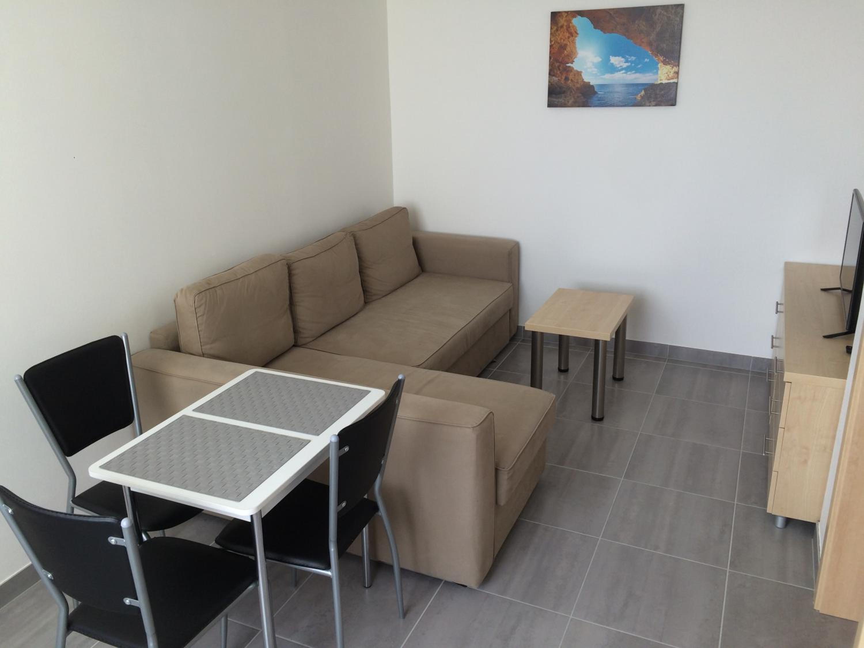 Villa Marcus - rodinný relax 200 m od Penzionu Kometa, u jezera s grilem a sdílenou kuchyní
