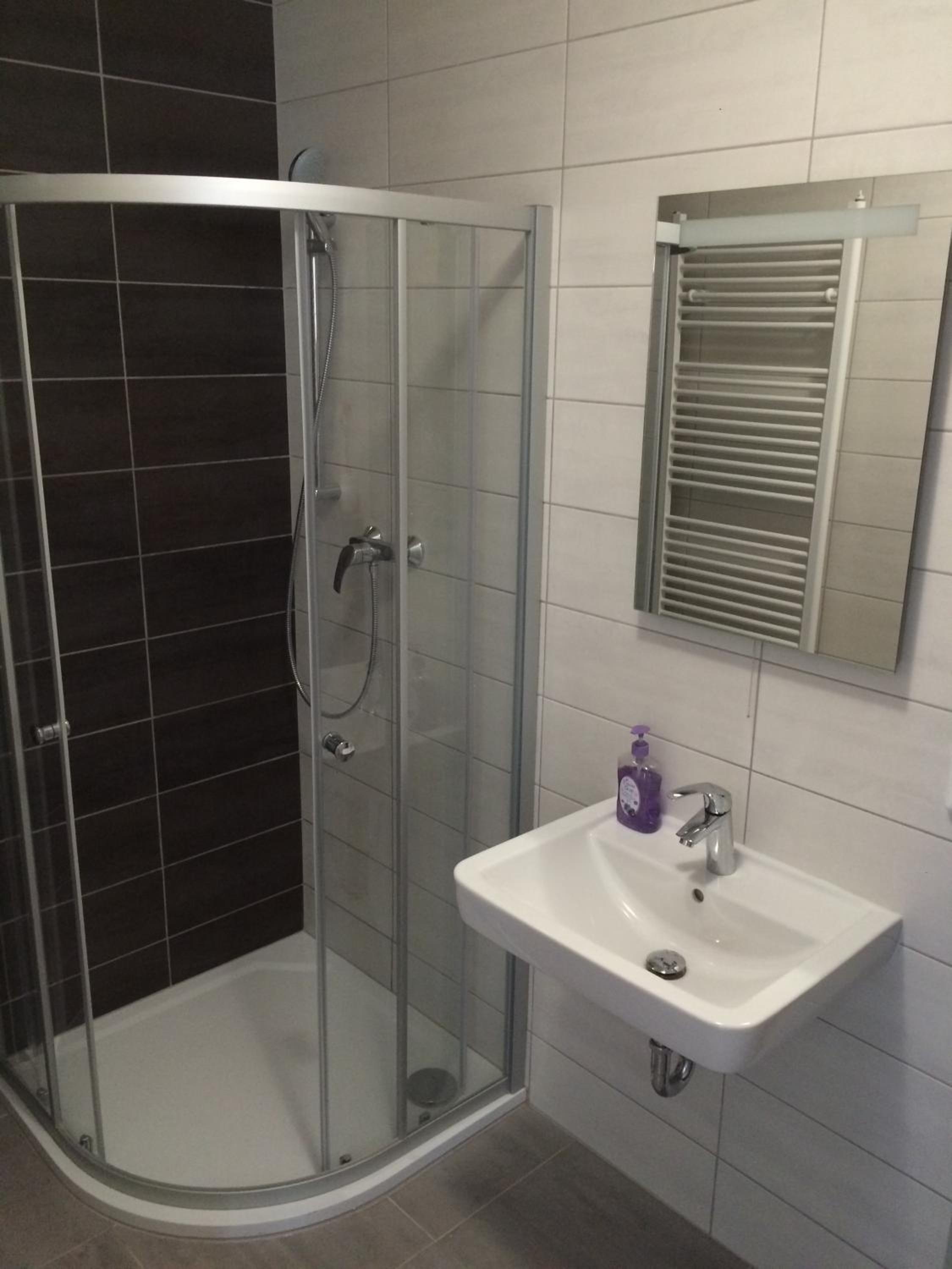 Villa Marcus - rodinný relax 200 m od Penzionu Kometa, u jezera s grilem a sdílenou kuchyní