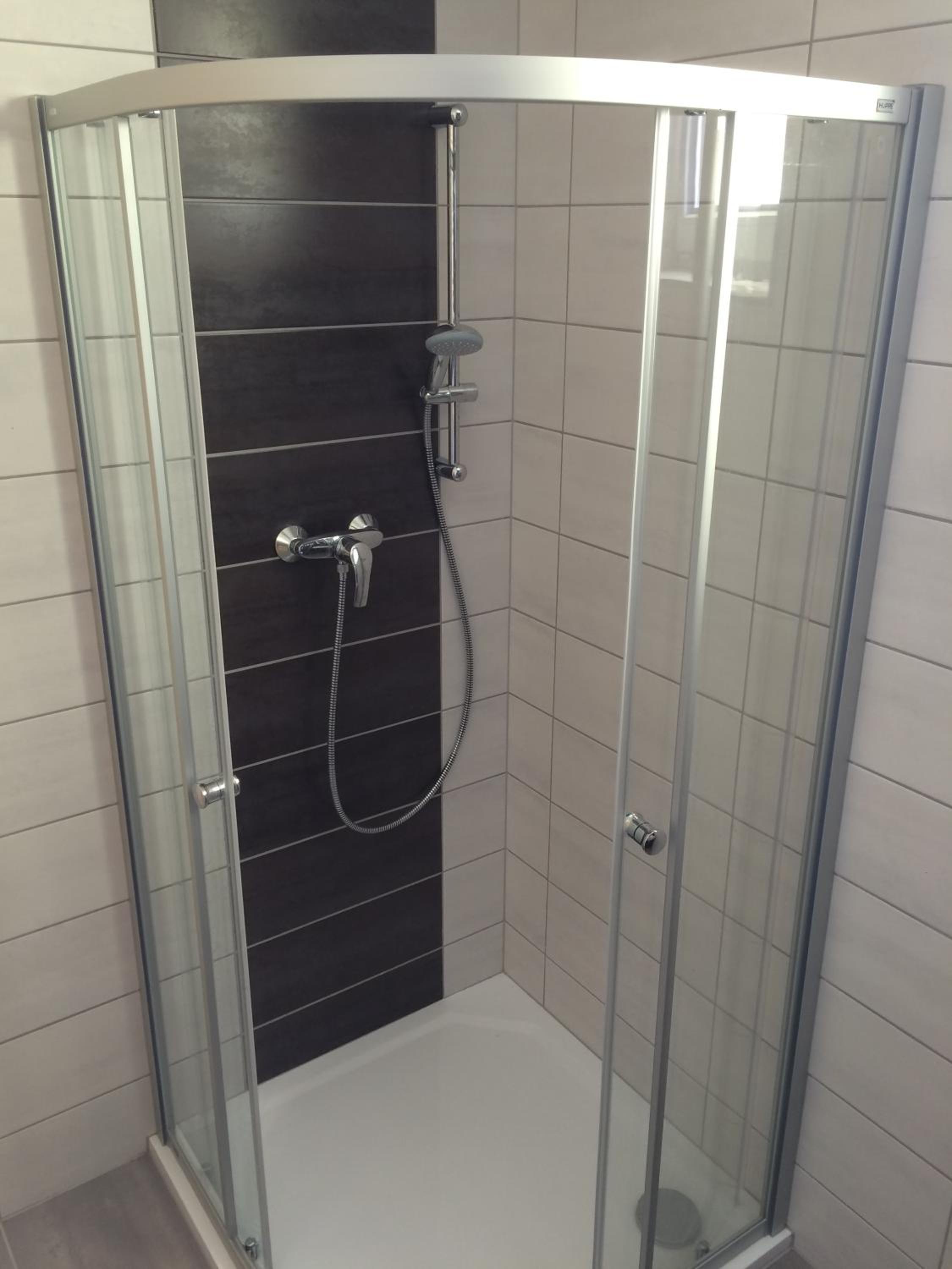 Villa Marcus - rodinný relax 200 m od Penzionu Kometa, u jezera s grilem a sdílenou kuchyní