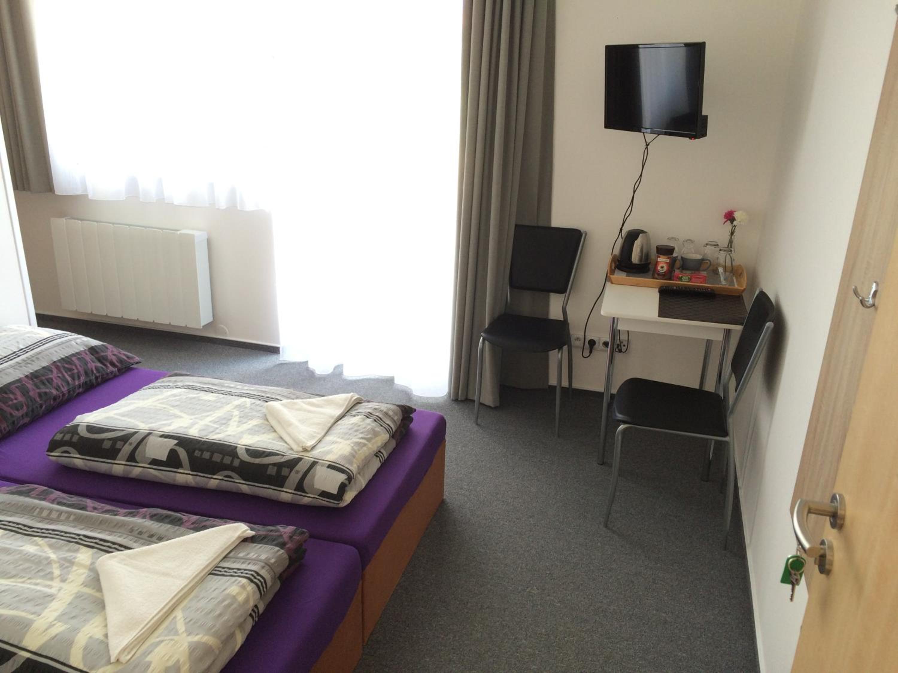 Villa Marcus - rodinný relax 200 m od Penzionu Kometa, u jezera s grilem a sdílenou kuchyní