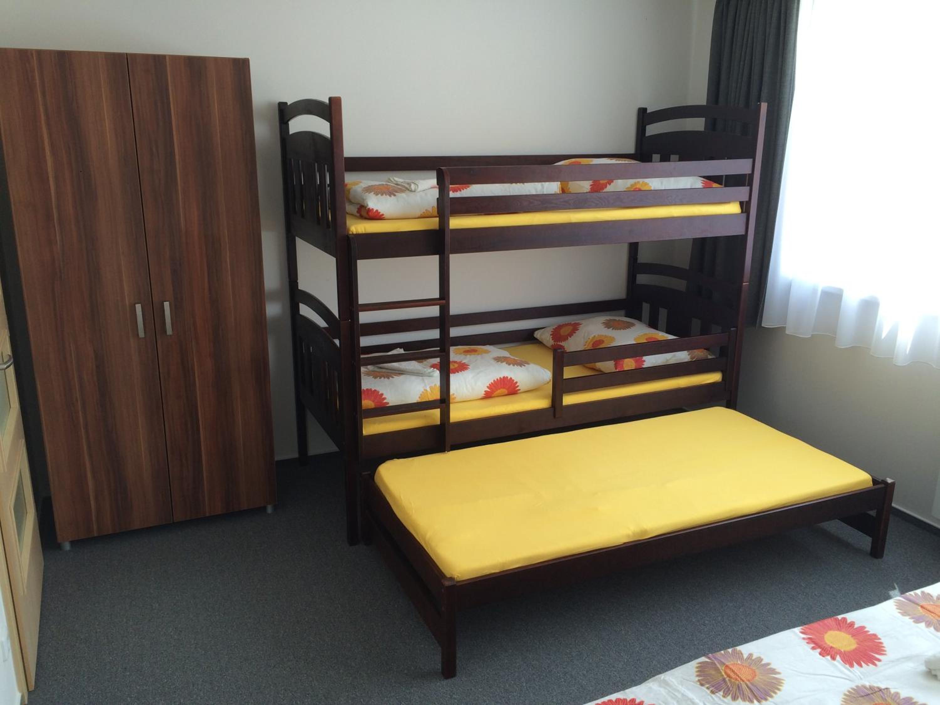 Villa Marcus - rodinný relax 200 m od Penzionu Kometa, u jezera s grilem a sdílenou kuchyní